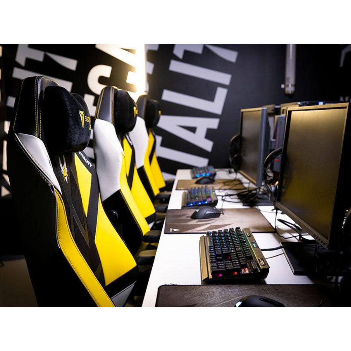 Smartbox Anniversaire 100 % e-sport : session de jeu avec Team Vitality pour 5 enfants à Paris - Coffret Cadeau Sport & Aventure