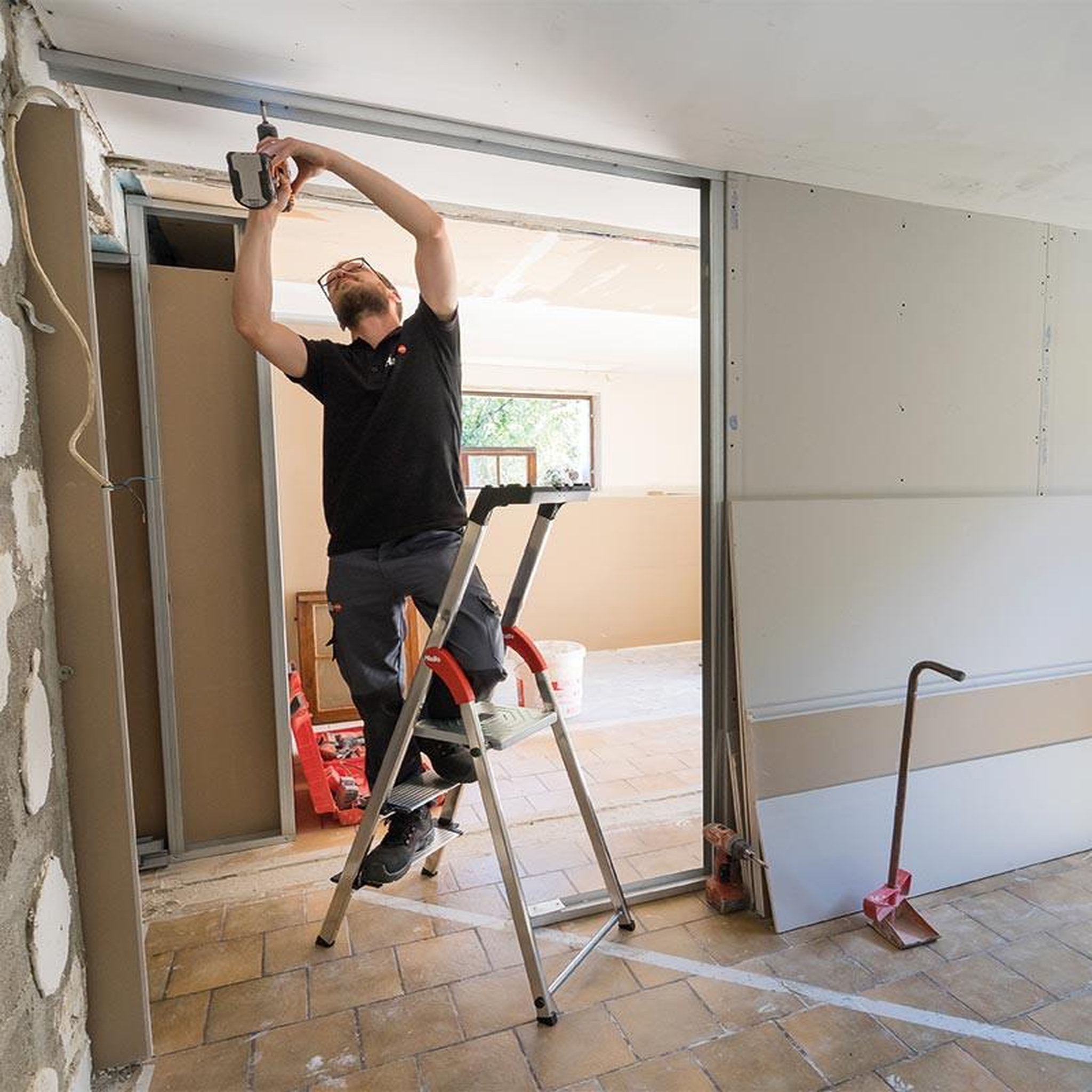 Voir la diapositive 2 : HAILO Escabeau sécurisé pliable en aluminium 3 marches extra larges hailo profistep xxl