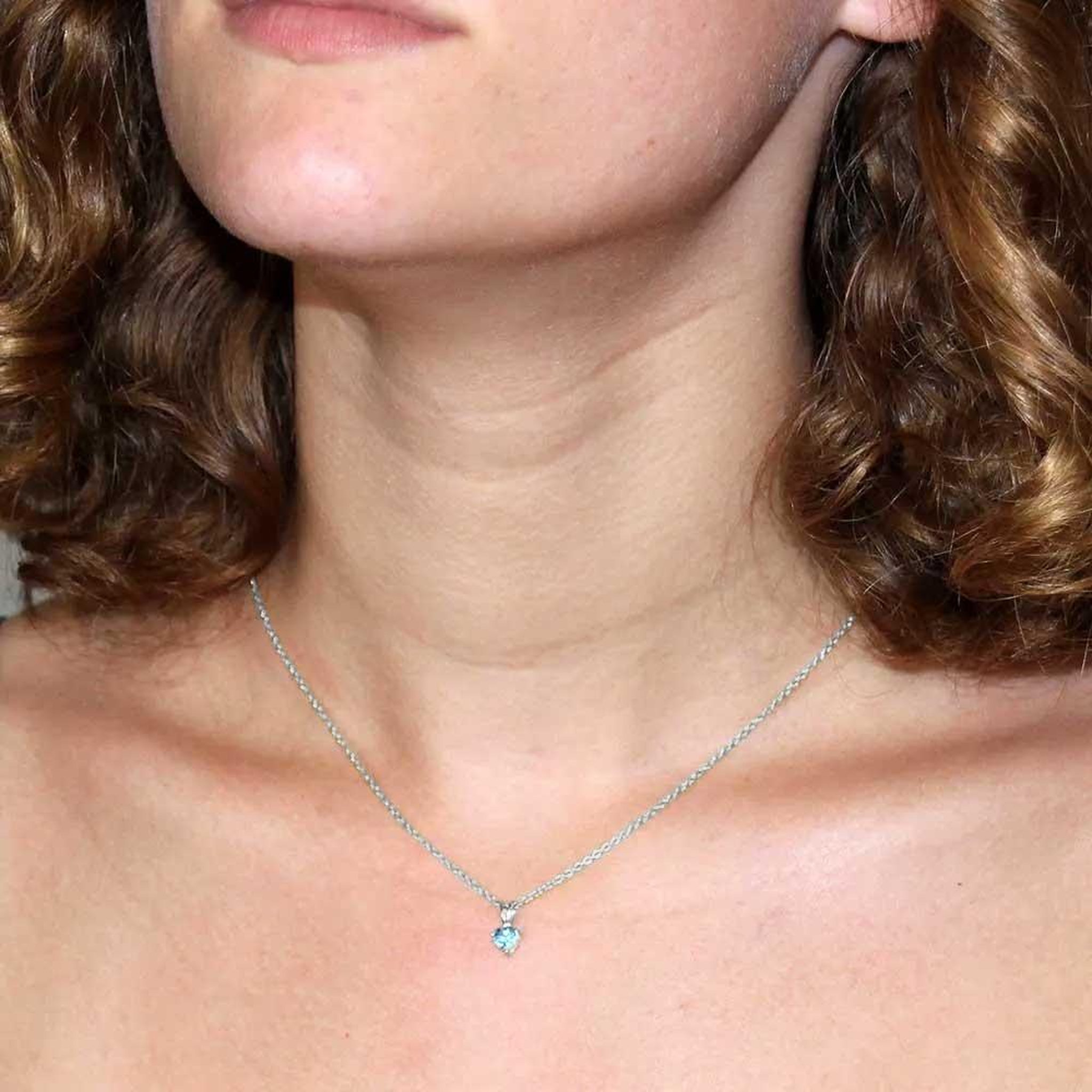 Voir la diapositive 2 : L'ATELIER D'AZUR Collier - Pendentif Or Blanc Topaze Bleue Coeur - Femme