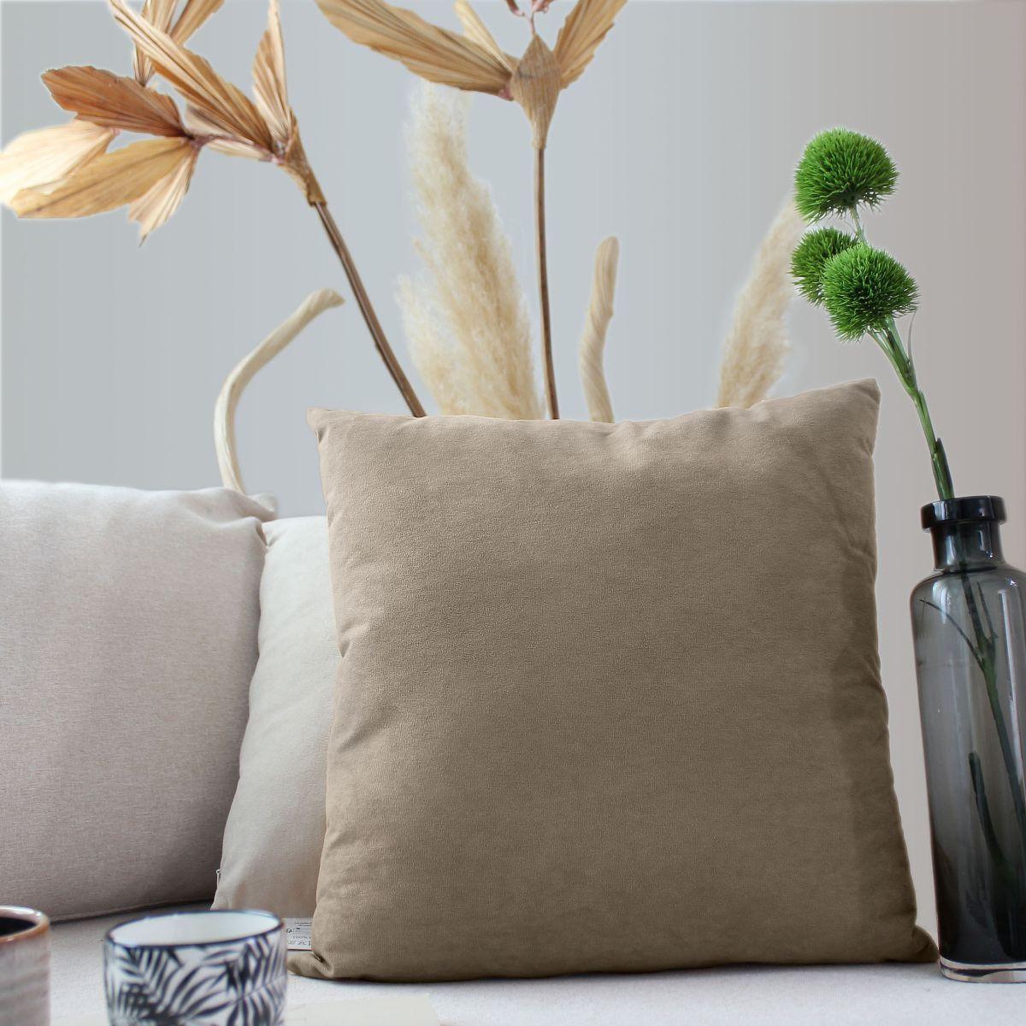 Voir la diapositive 2 : ENJOY HOME Coussin déco en velours  câlin  40x40cm naturel