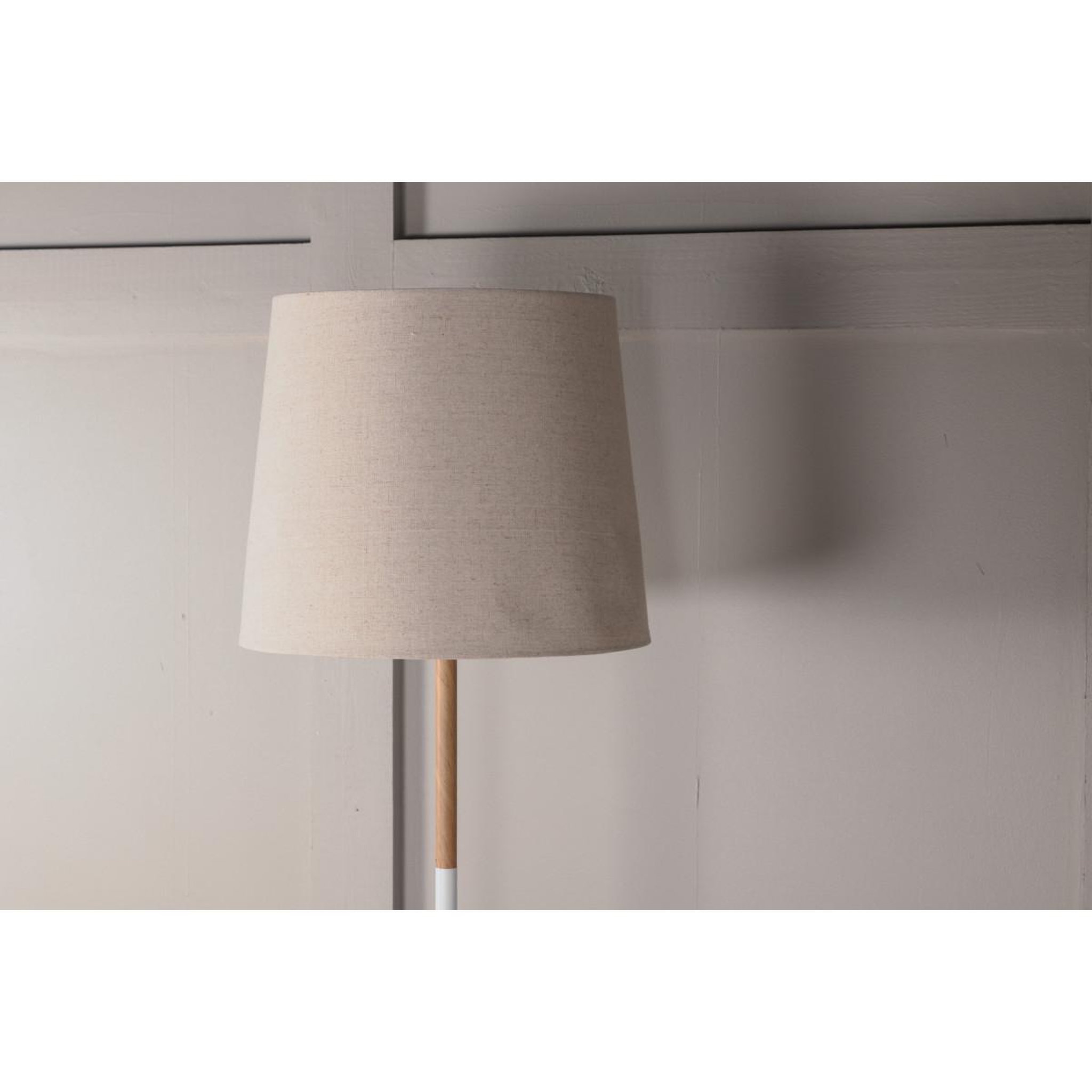 Voir la diapositive 5 : Paris Prix Lampadaire avec plateau  hattman  165cm beige
