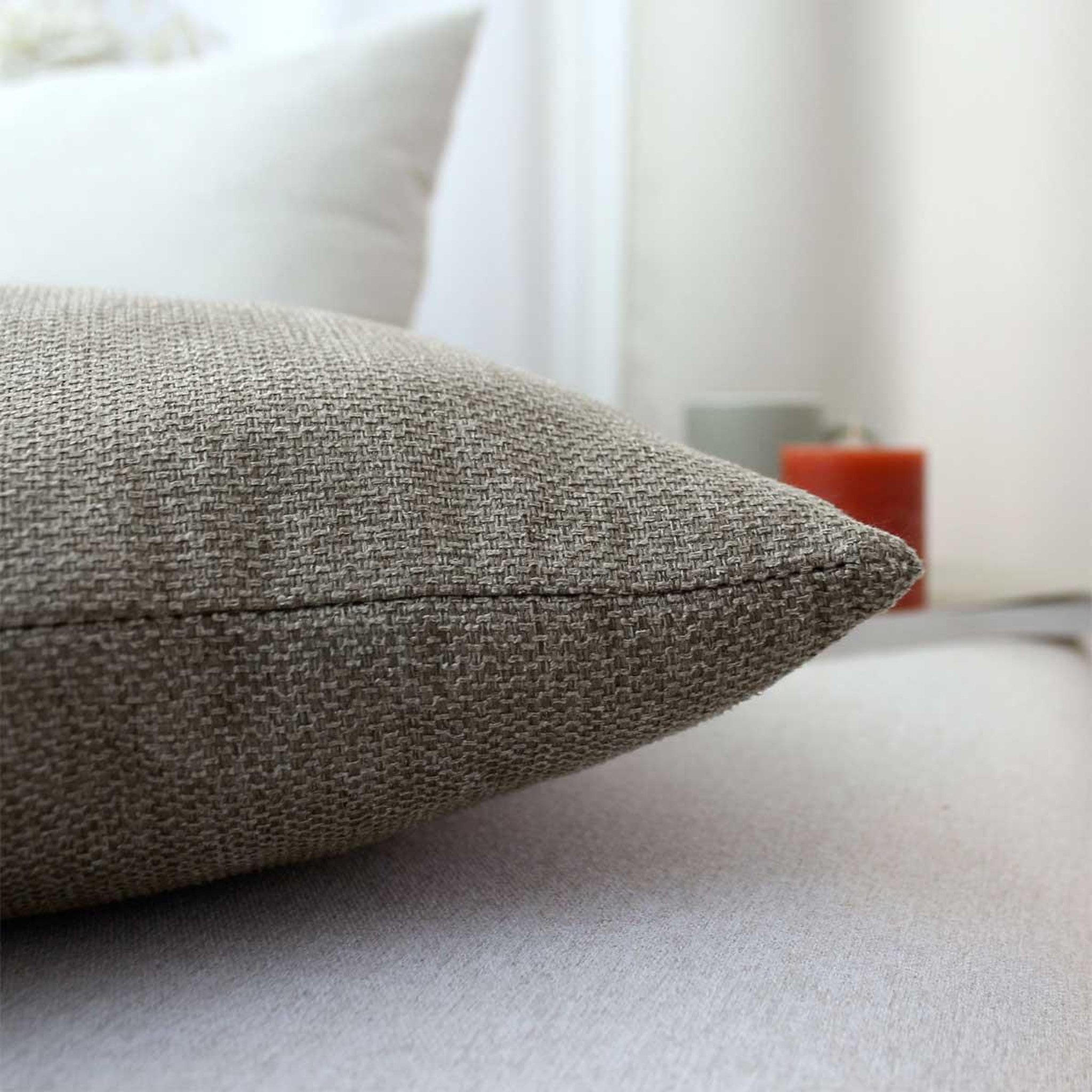 Voir la diapositive 2 : ENJOY HOME Coussin déco en velours  lagarta  40x40cm taupe
