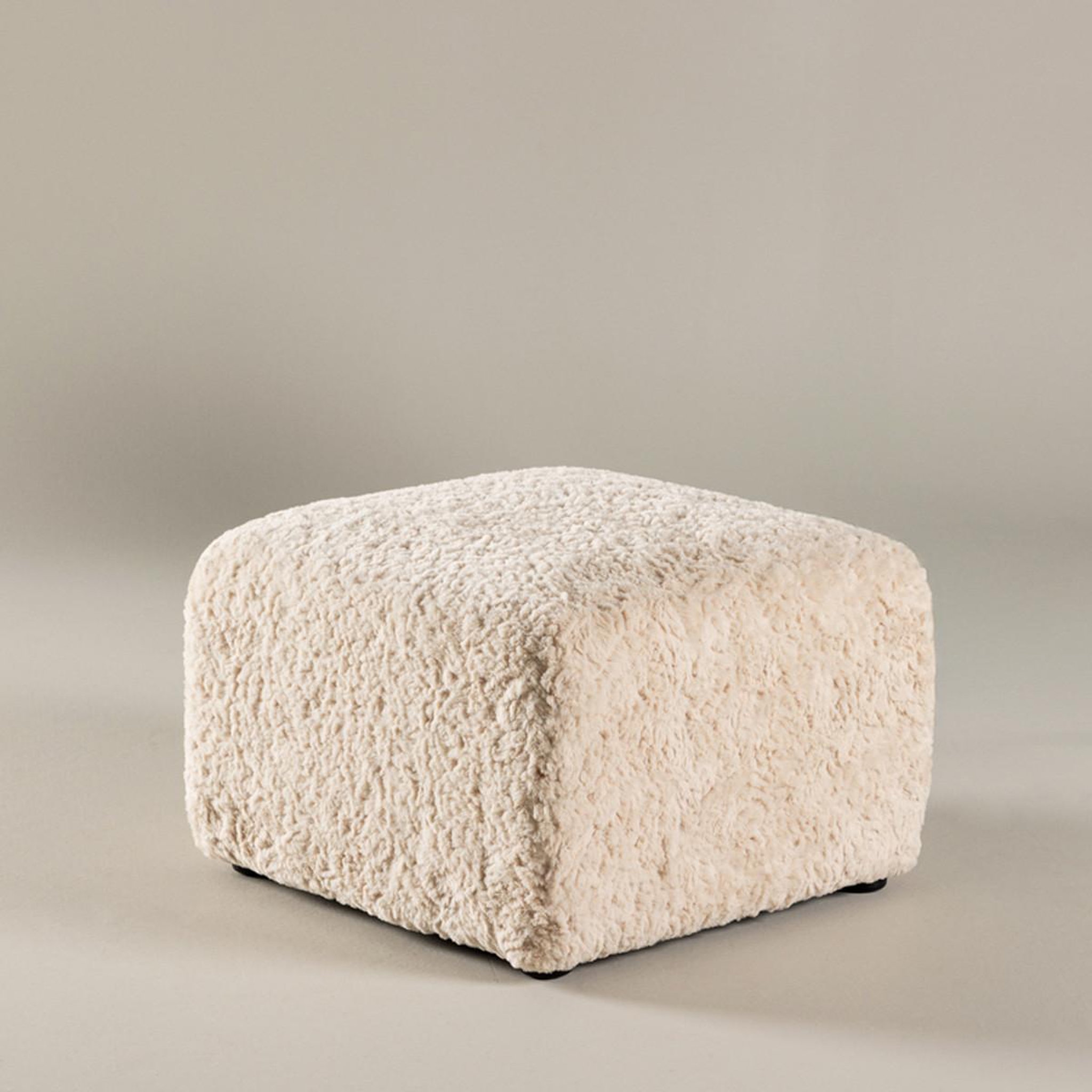 Voir la diapositive 4 : Paris Prix Pouf effet fourrure  frankie  50cm beige