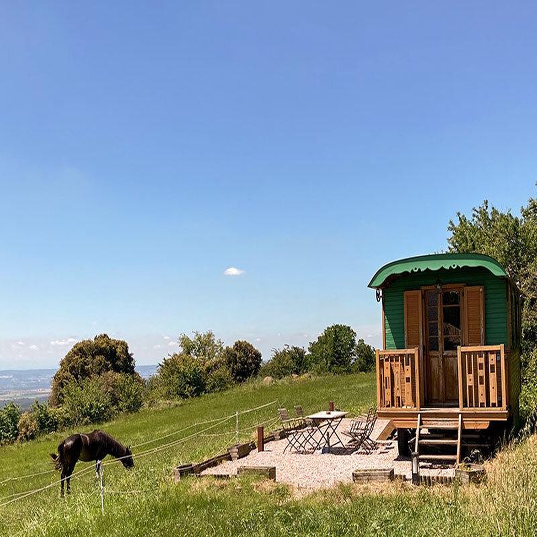 Voir la diapositive 2 : Smartbox 4 jours insolites en roulotte avec accès privatif au bain bouillonnant près de Caracassone - Coffret Cadeau Séjour