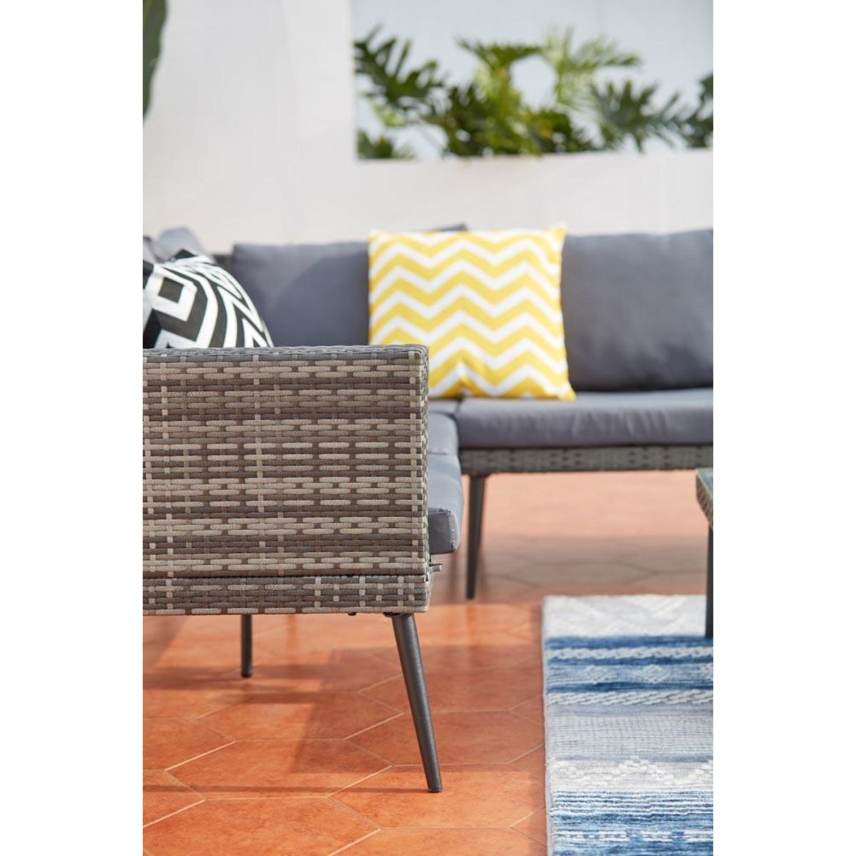 CONCEPT USINE Salon de jardin bas 5 places en résine tressée gris TEFARI