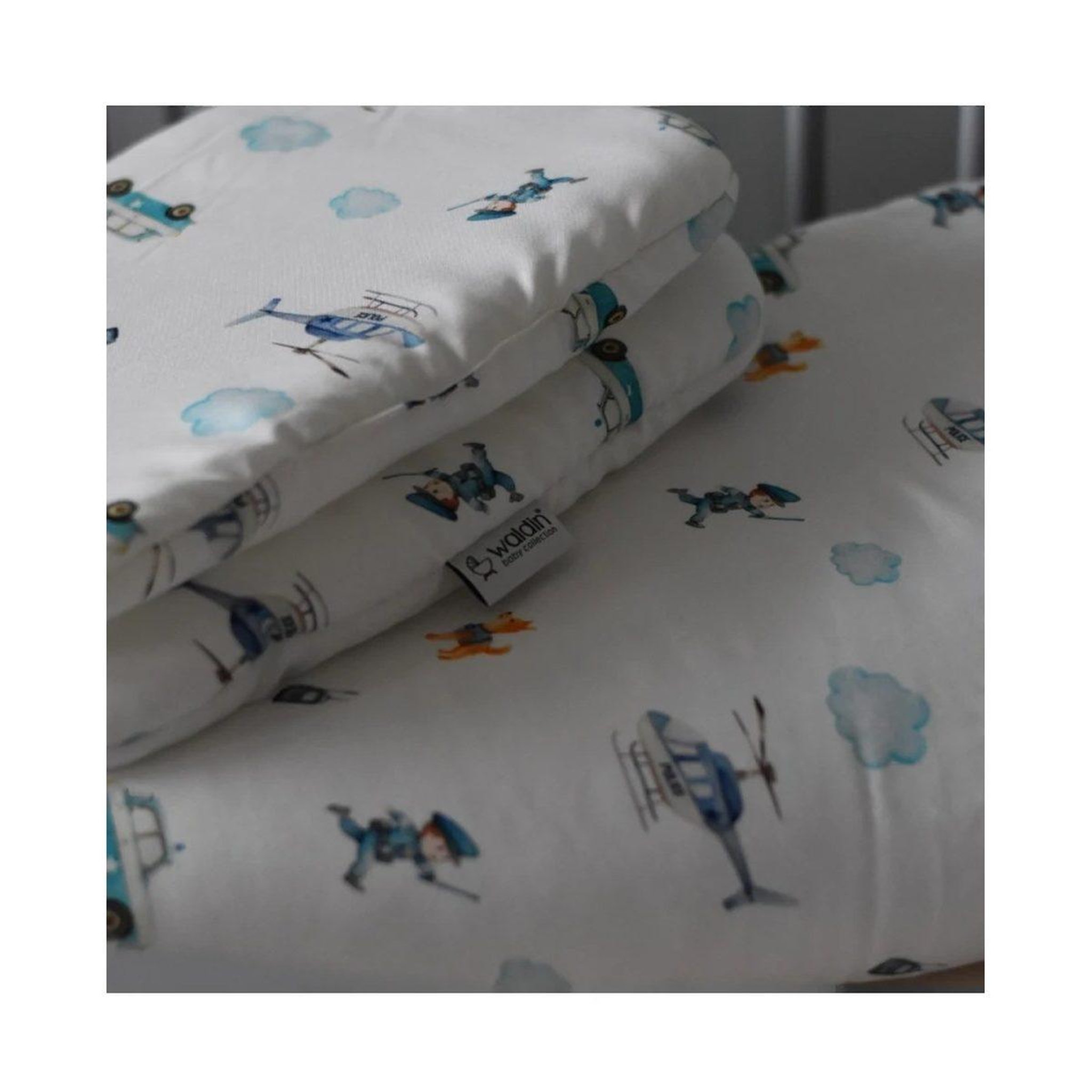 Voir la diapositive 2 : WALDIN Couette bébé 100 × 75 cm - motif policier, blanc