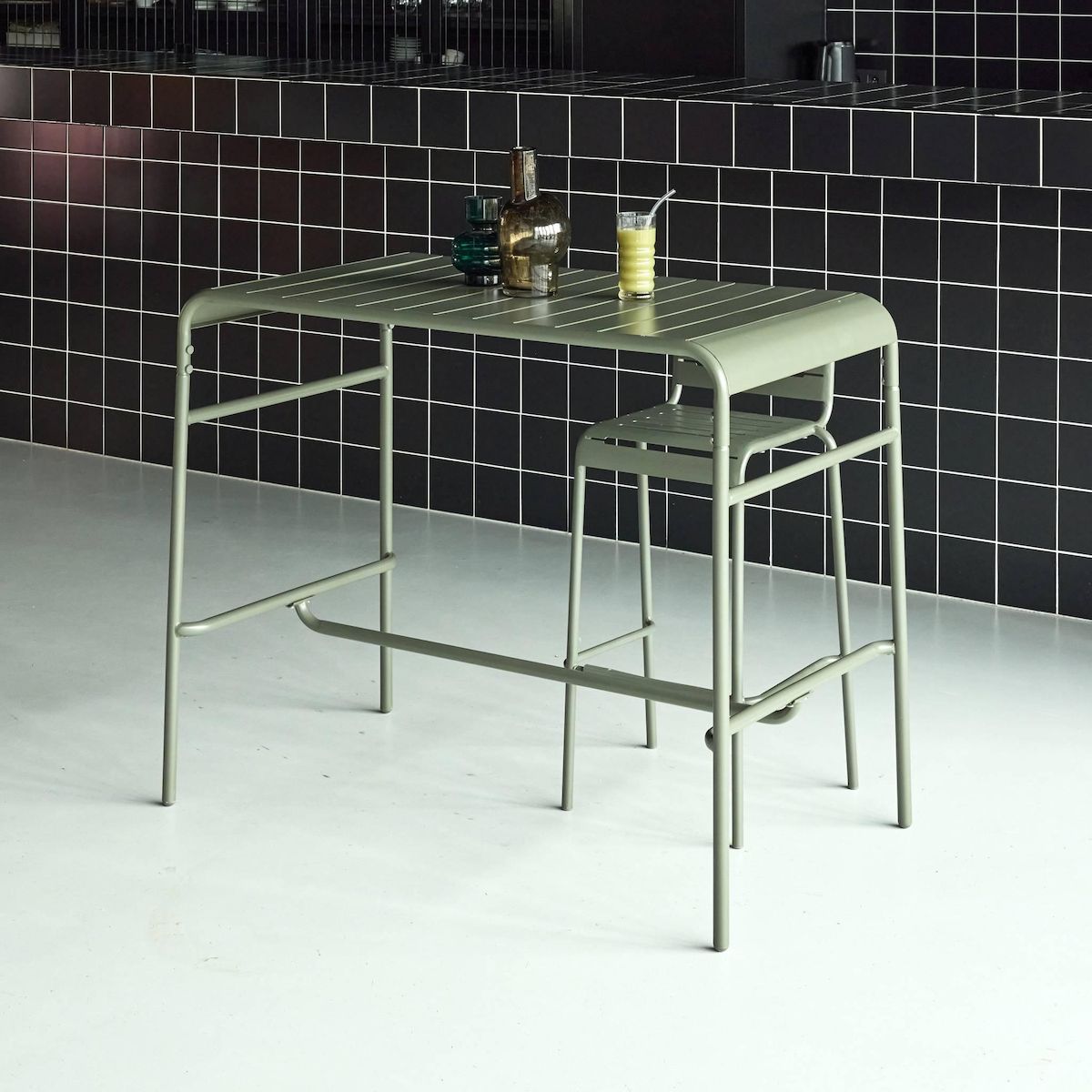 SWEEEK Table haute de jardin métal 4 places, Amelia 120 x 70cm x 95cm