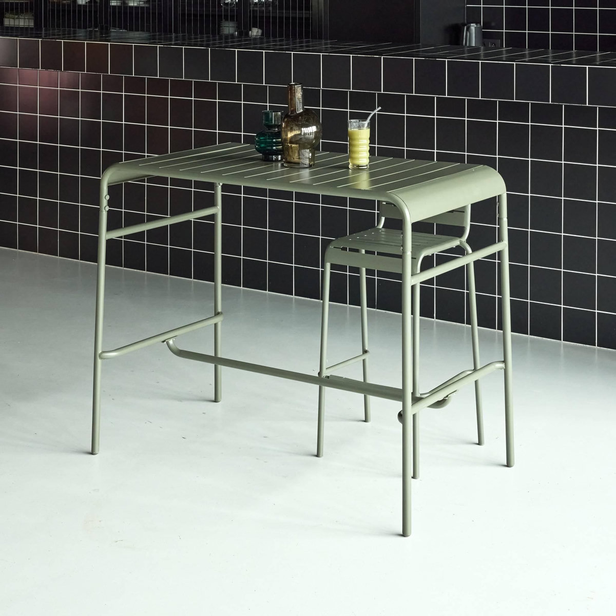 SWEEEK Table haute de jardin métal 4 places, Amelia 120 x 70cm x 95cm