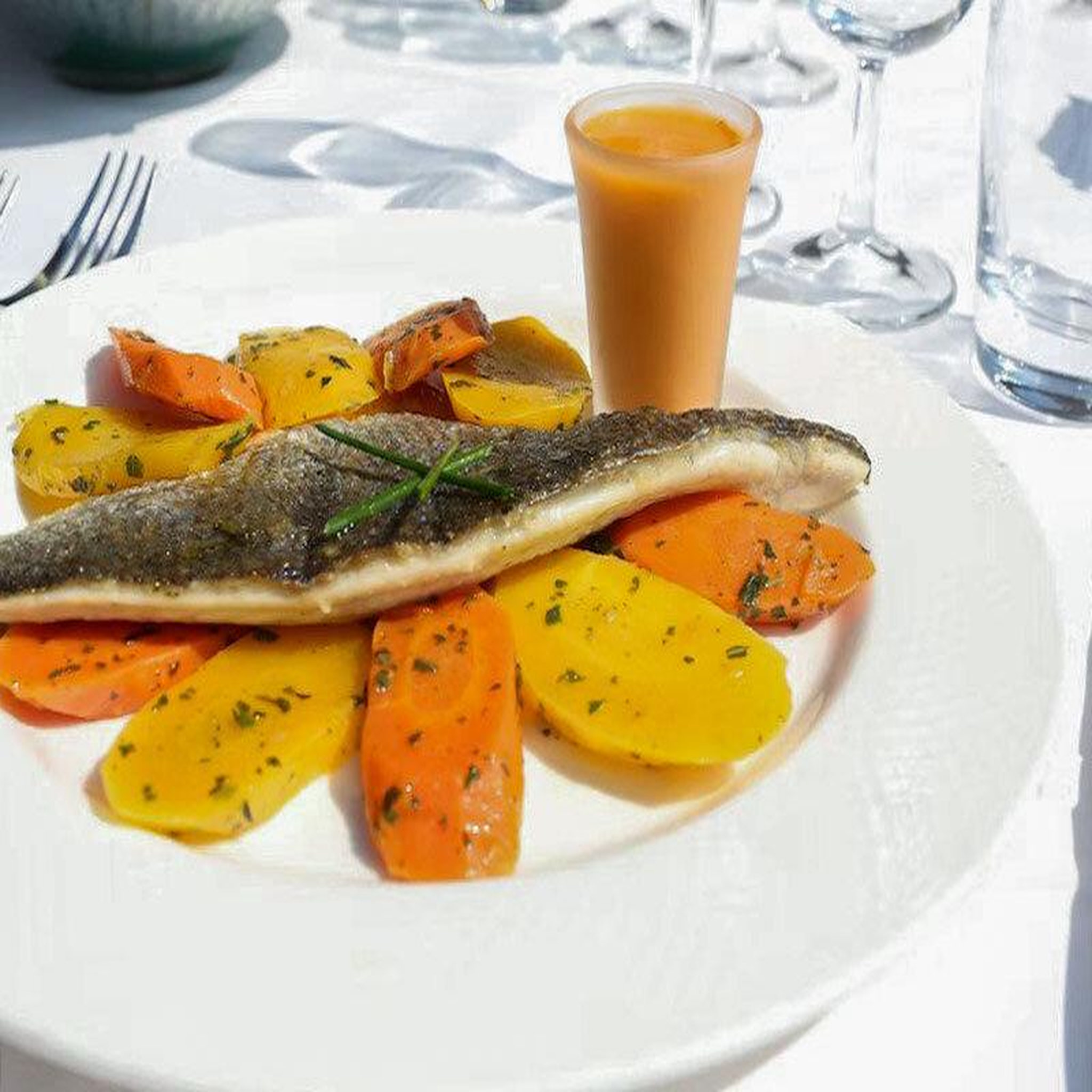 Voir la diapositive 2 : Smartbox Découverte de paris lors d'un dîner croisière excellence sur la seine pour 2 adultes et 2 enfants - coffret cadeau gastronomie