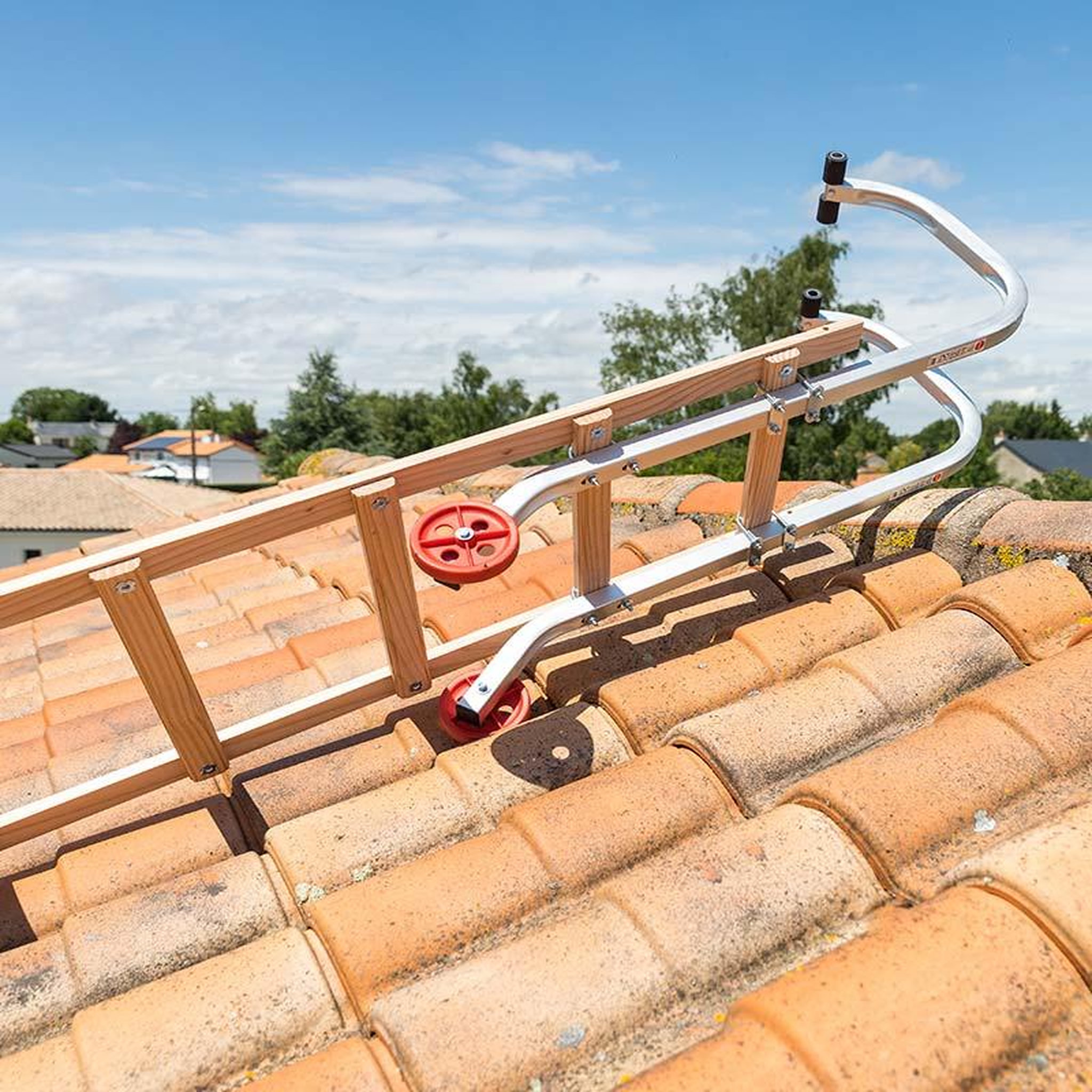 Voir la diapositive 5 : HAILO Echelle plate de toit en bois pour couvreur avec crochet de toit 5m Hailo Safety Roof