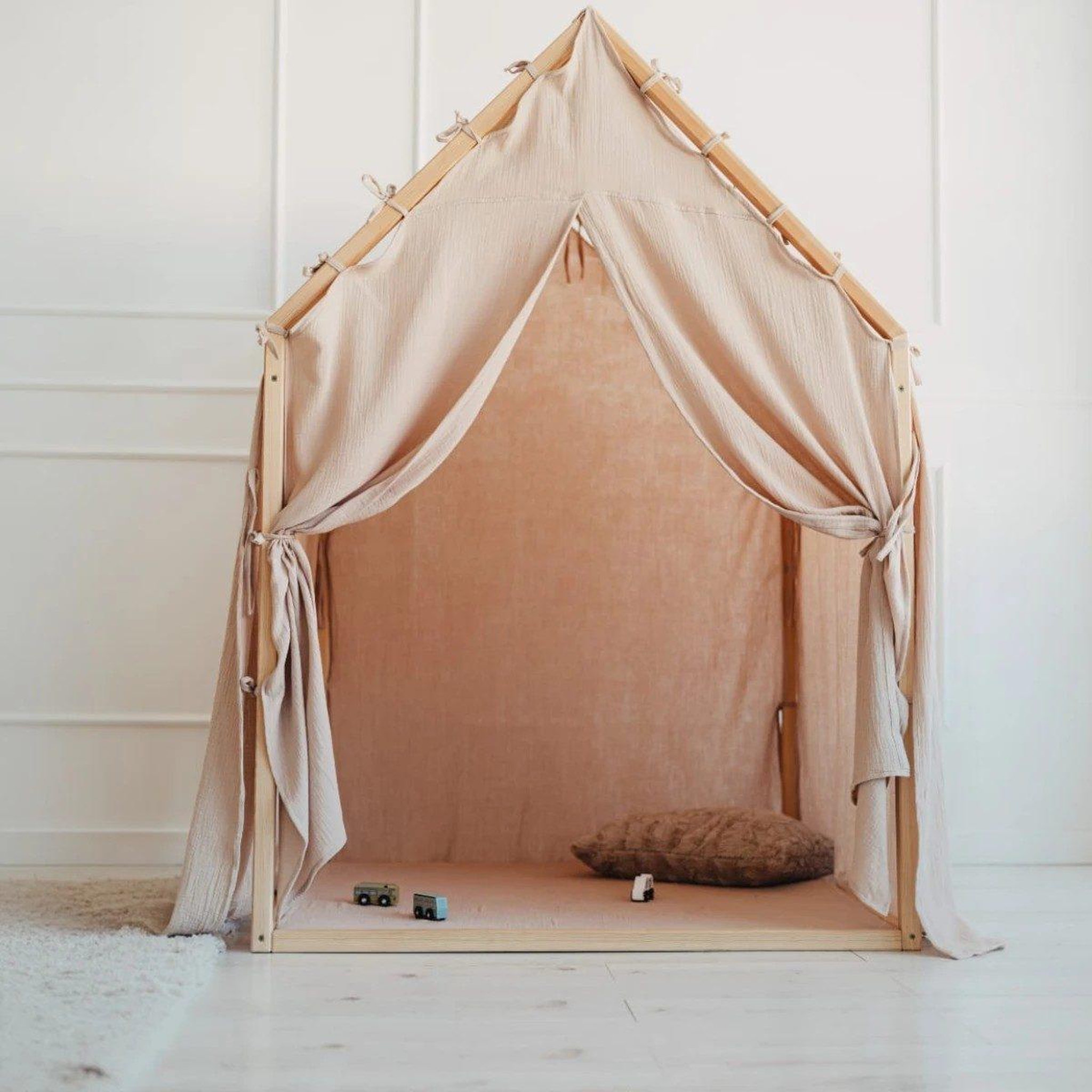 Voir la diapositive 2 : MONIO FOR KIDS Cabane de jeu en bois et mousseline 106 x 106 x 150 cm, portes — Beige
