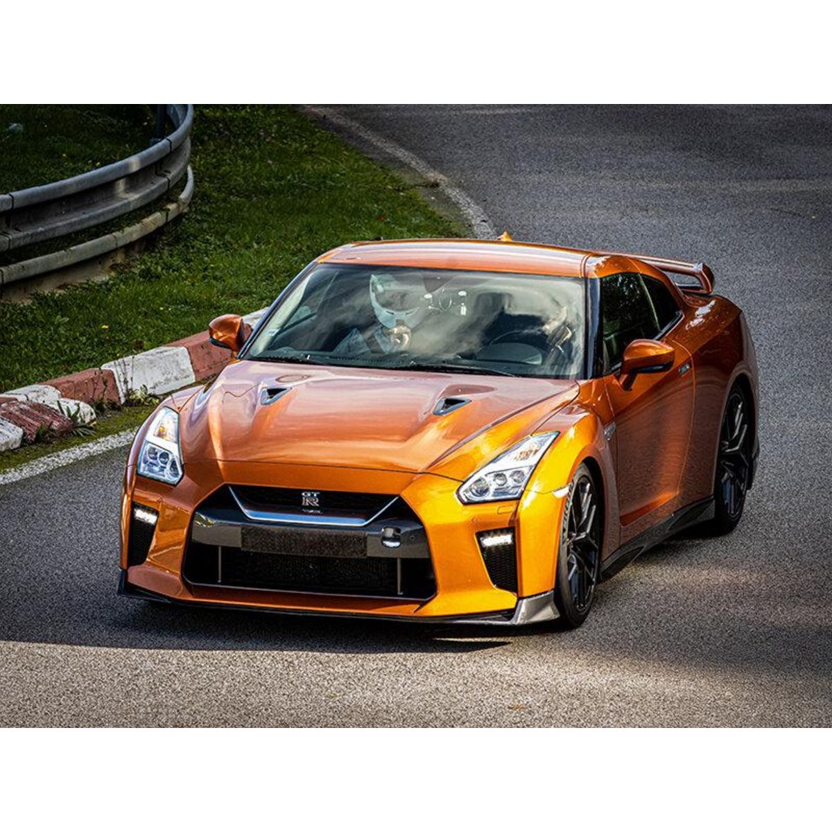 Smartbox Stage de pilotage : 2 tours de circuit au volant d'une Nissan GTR - Coffret Cadeau Sport & Aventure