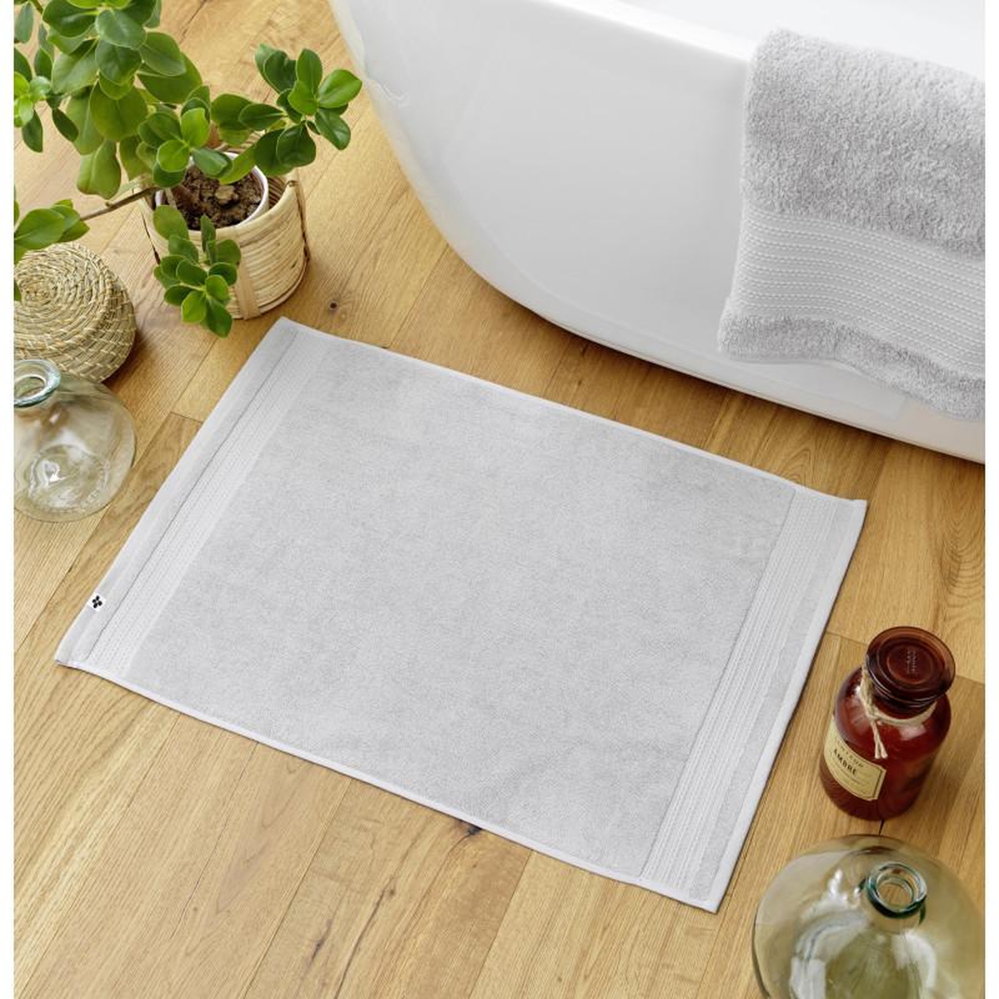 Voir la diapositive 1 : L EFFET PAPILLON Tapis de bain  Garance  50 x 70 cm / 100% Coton Bio / 600 gr/m² l'Effet Papillon -  - Tapis de bain 50 x 70 cm