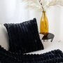 Voir la diapositive 2 : Paris Prix Coussin Imitation Fourrure  Matisse  40x40cm Noir