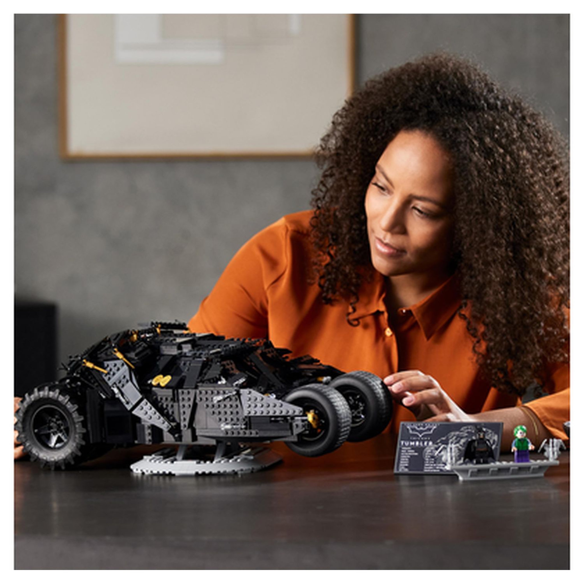 Voir la diapositive 7 : LEGO DC Batman 76240 - La Batmobile Tumbler, Maquette Voiture, Set Pour Adultes