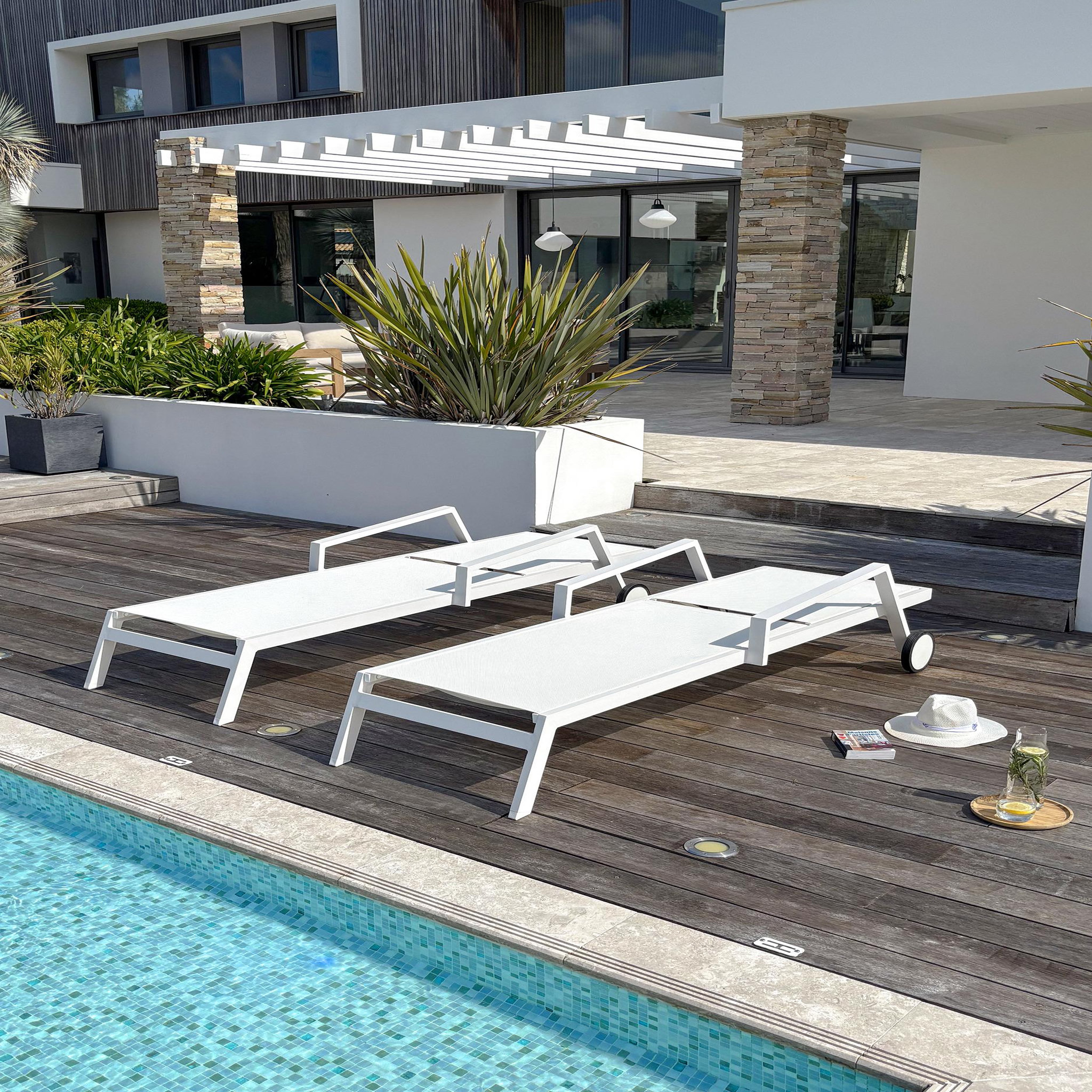 Voir la diapositive 3 : DCB GARDEN Lot de 2 bains de soleil en aluminium et toile plastifiée