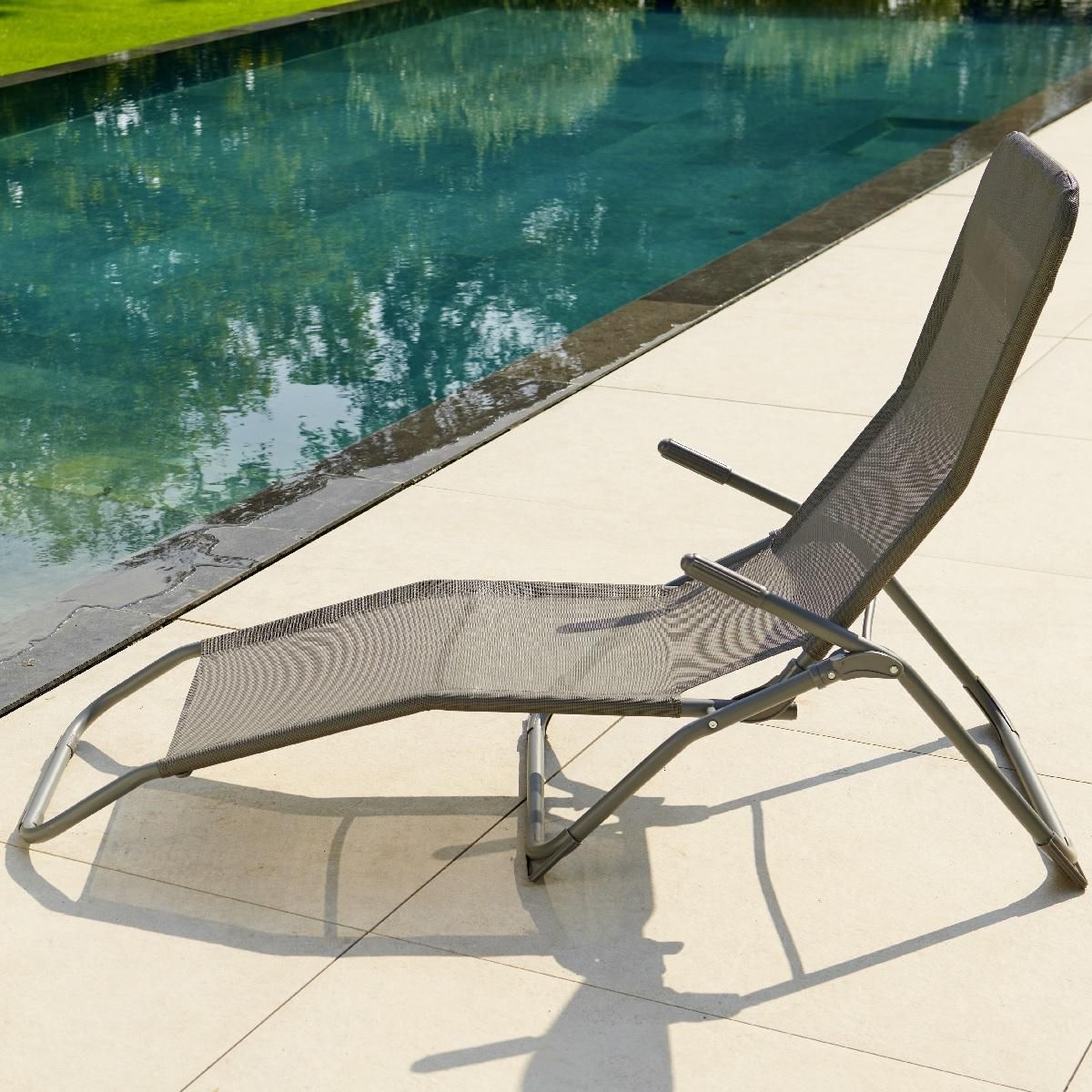 GARDENSTAR Bain de soleil pliable - Acier et textilène - 134x62x22cm - Gris foncé