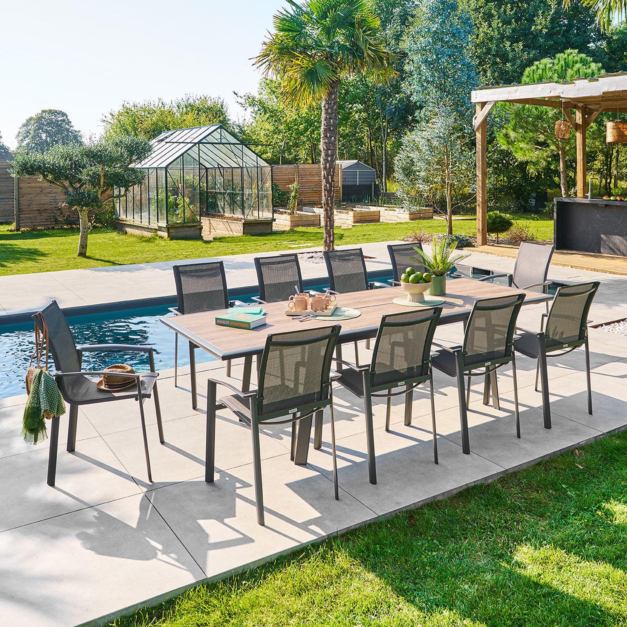 Voir la diapositive 2 : HESPERIDE Table de jardin extensible en aluminium effet bois 10 places PAVANE