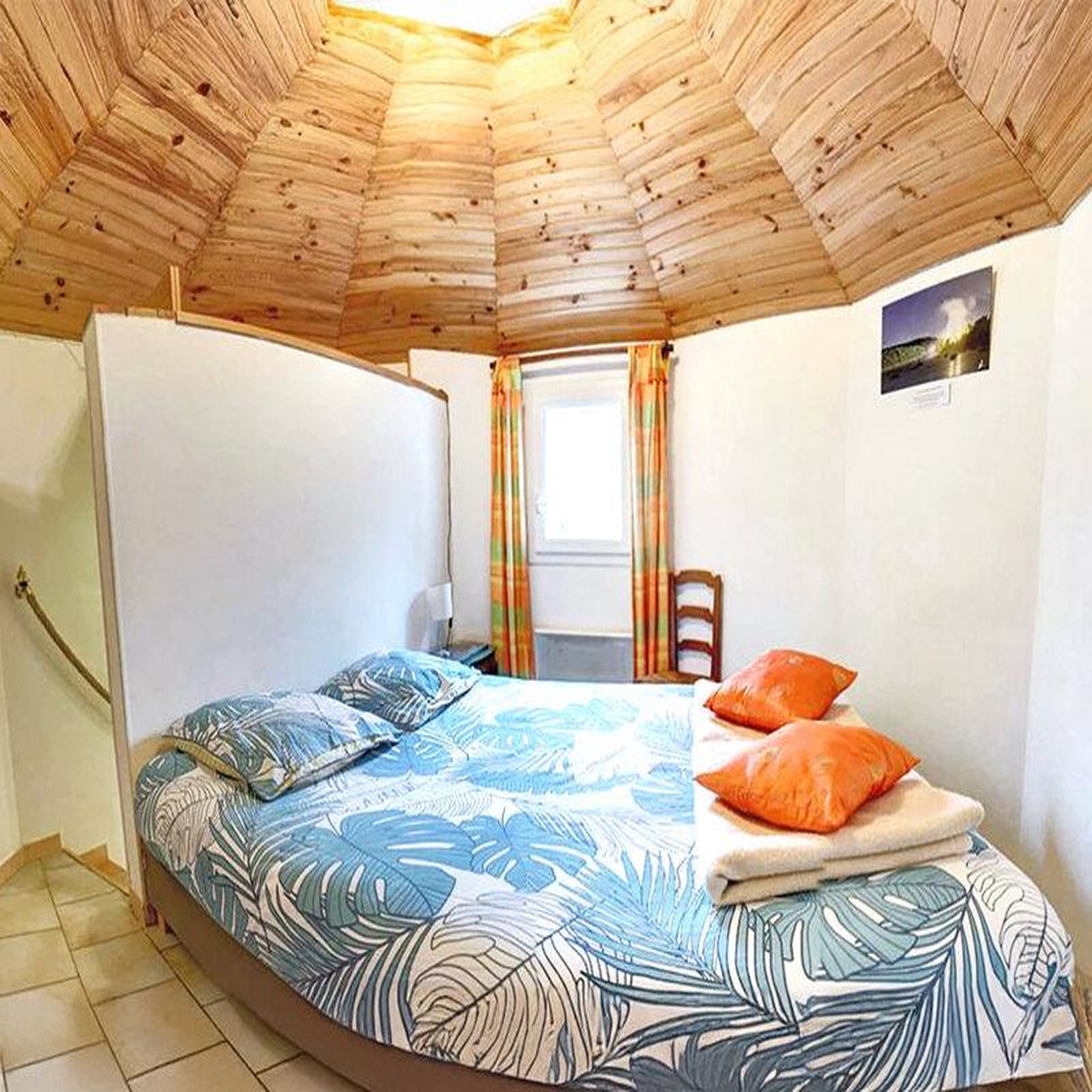 Voir la diapositive 2 : Smartbox 2 jours en hôtel insolite avec observation des étoiles au télescope près de draguignan - coffret cadeau séjour