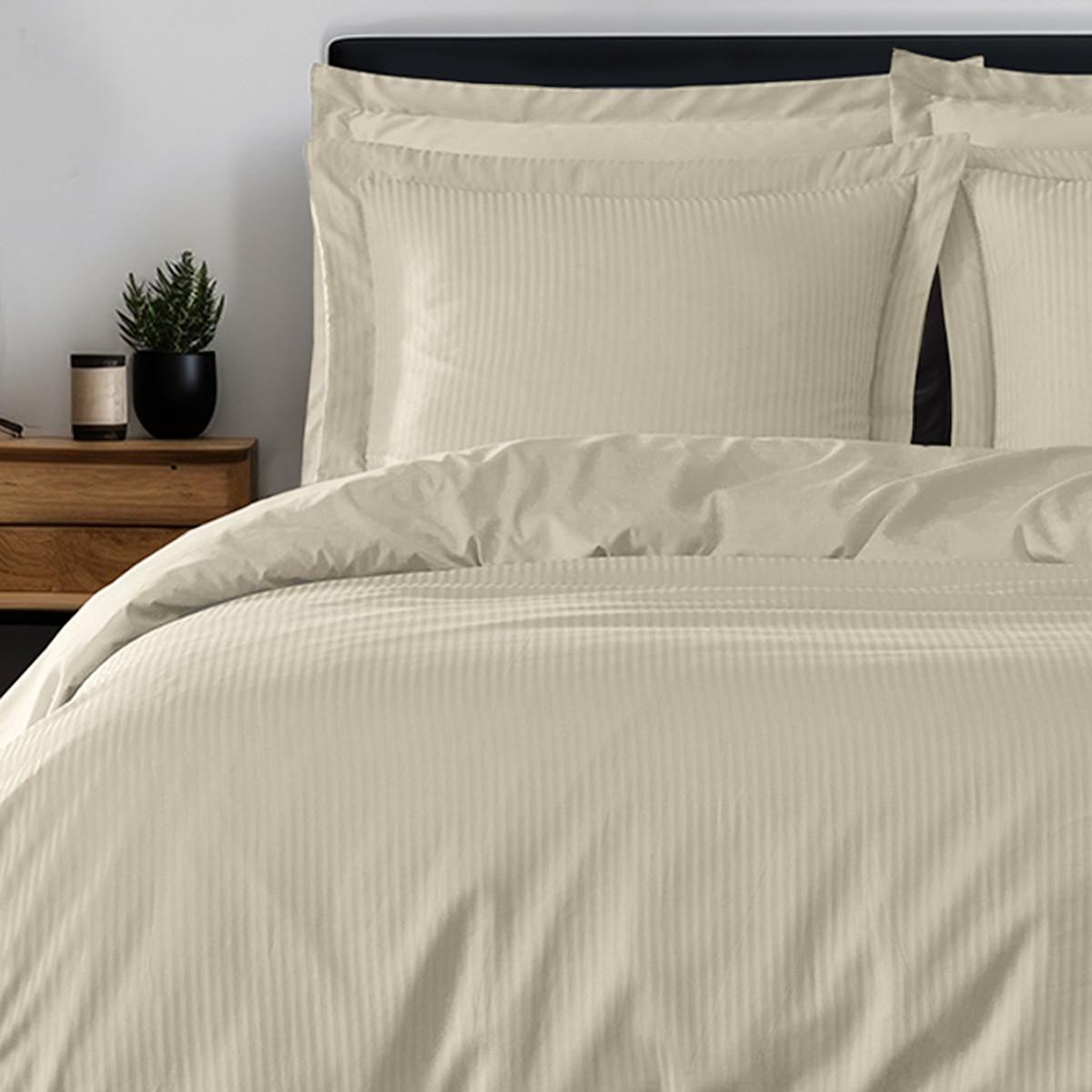 Sensei Maison Parure housse de couette rayée satin + 2 taies 50x70 cm VERSALUXE. Coloris disponibles : Gris, Bleu, Marron, Vert, Blanc, Beige