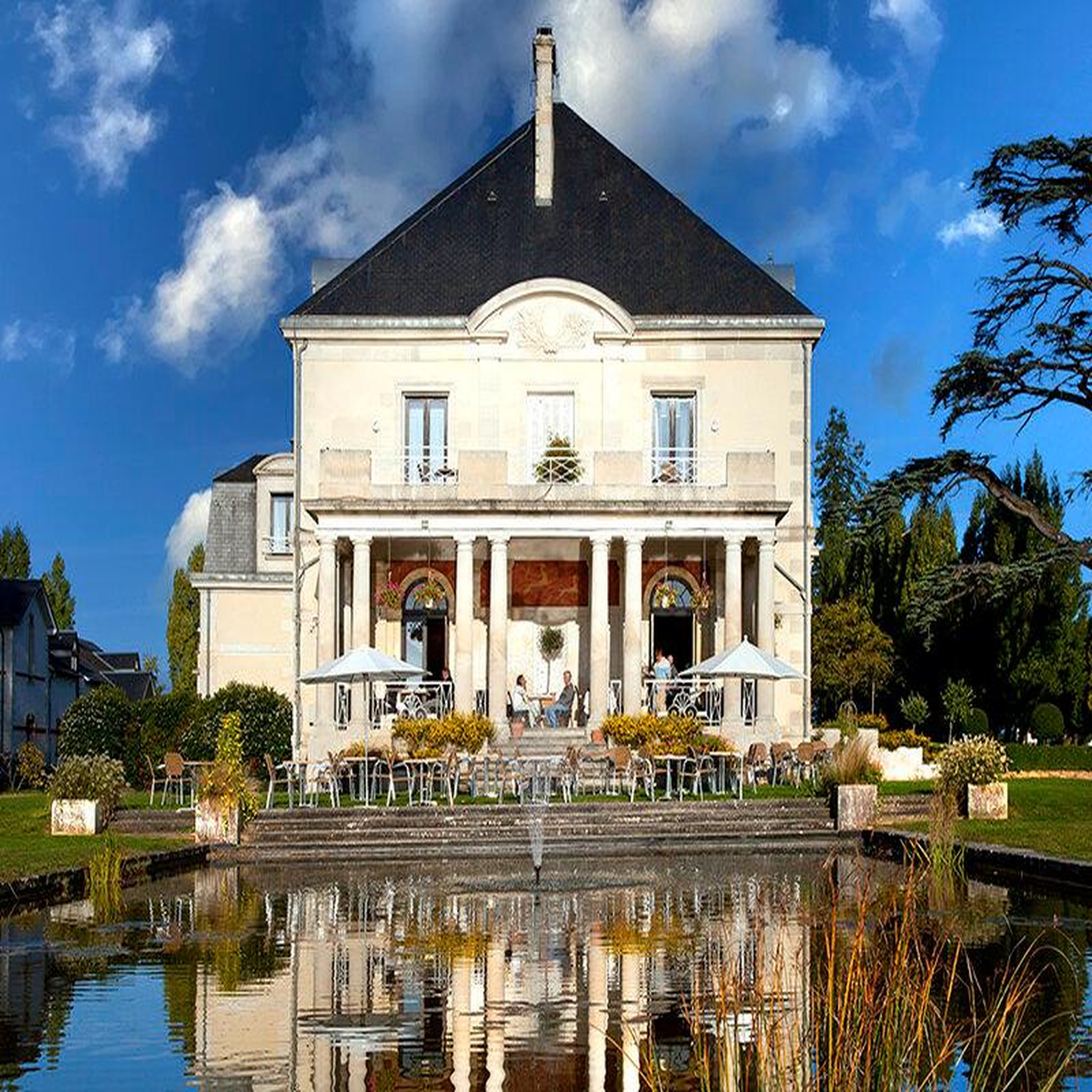 Voir la diapositive 2 : Smartbox 2 jours en famille dans un manoir près de poitiers - coffret cadeau séjour