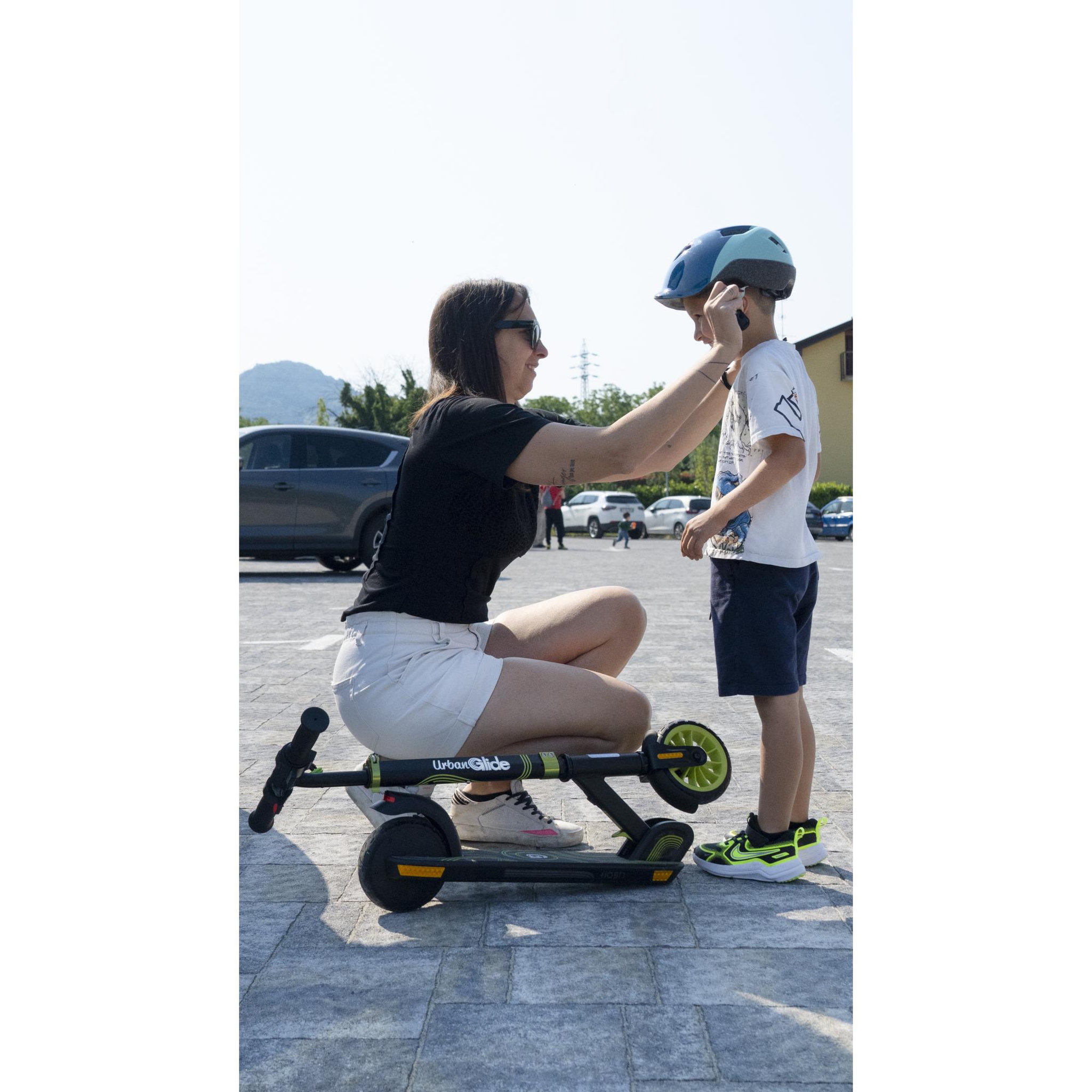 Voir la diapositive 2 : URBANGLIDE Ride flash – trottinette électrique enfant 6 ans+ | 16km/h | lumières led rgb | 6,5 kg