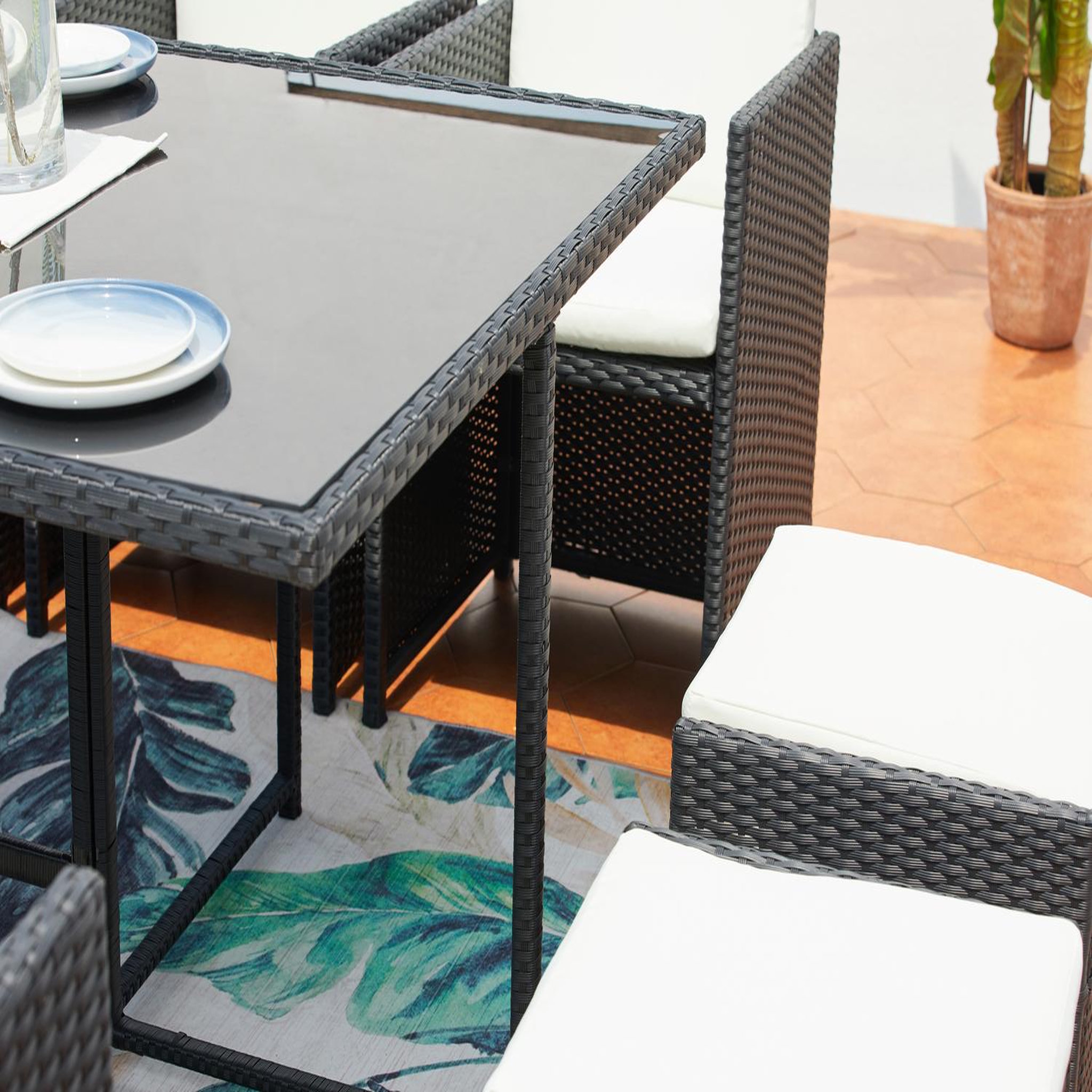 Voir la diapositive 4 : CONCEPT USINE Table et chaises 8 places encastrables en résine noir-blanc miami
