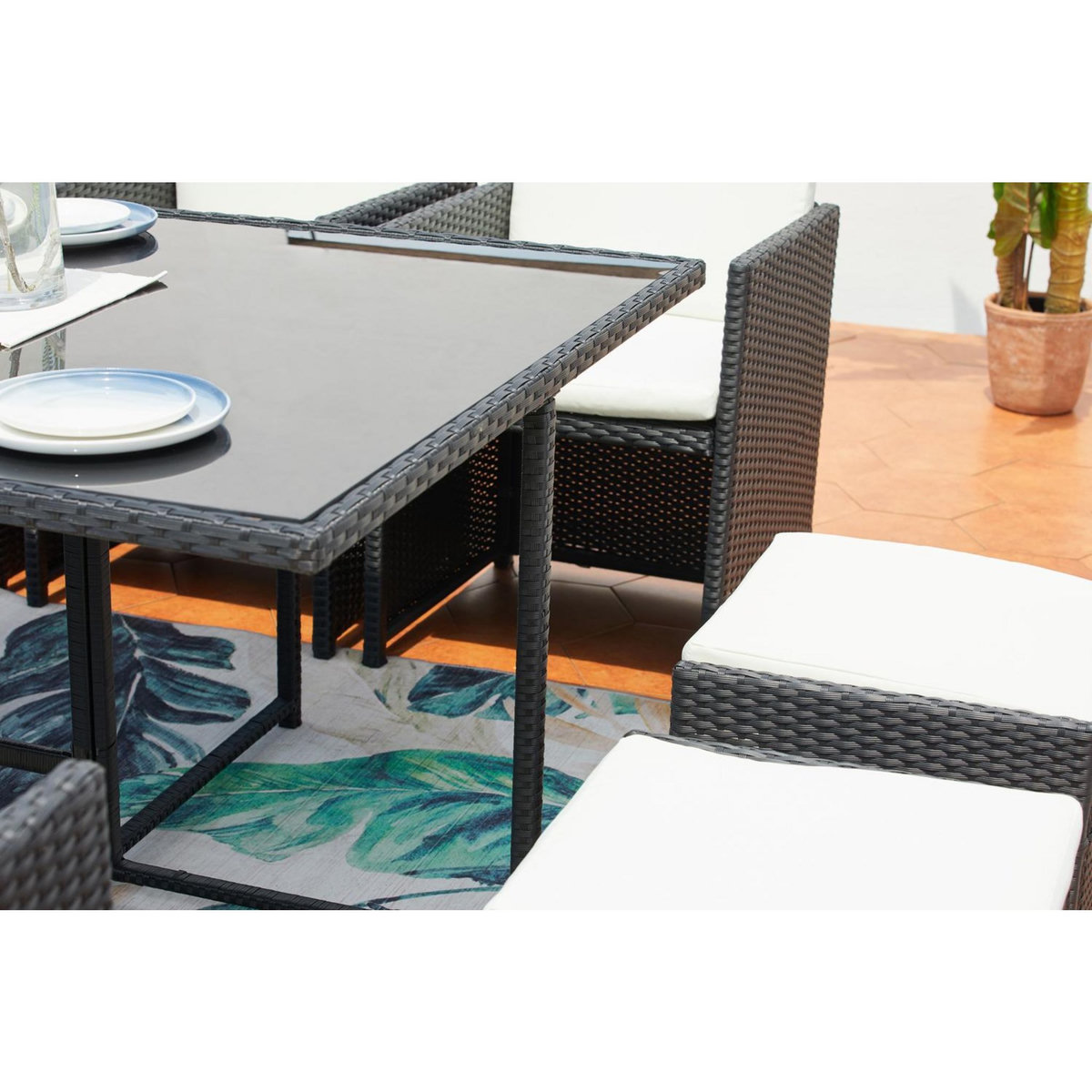 CONCEPT USINE Table et chaises 8 places encastrables en résine noir-blanc MIAMI