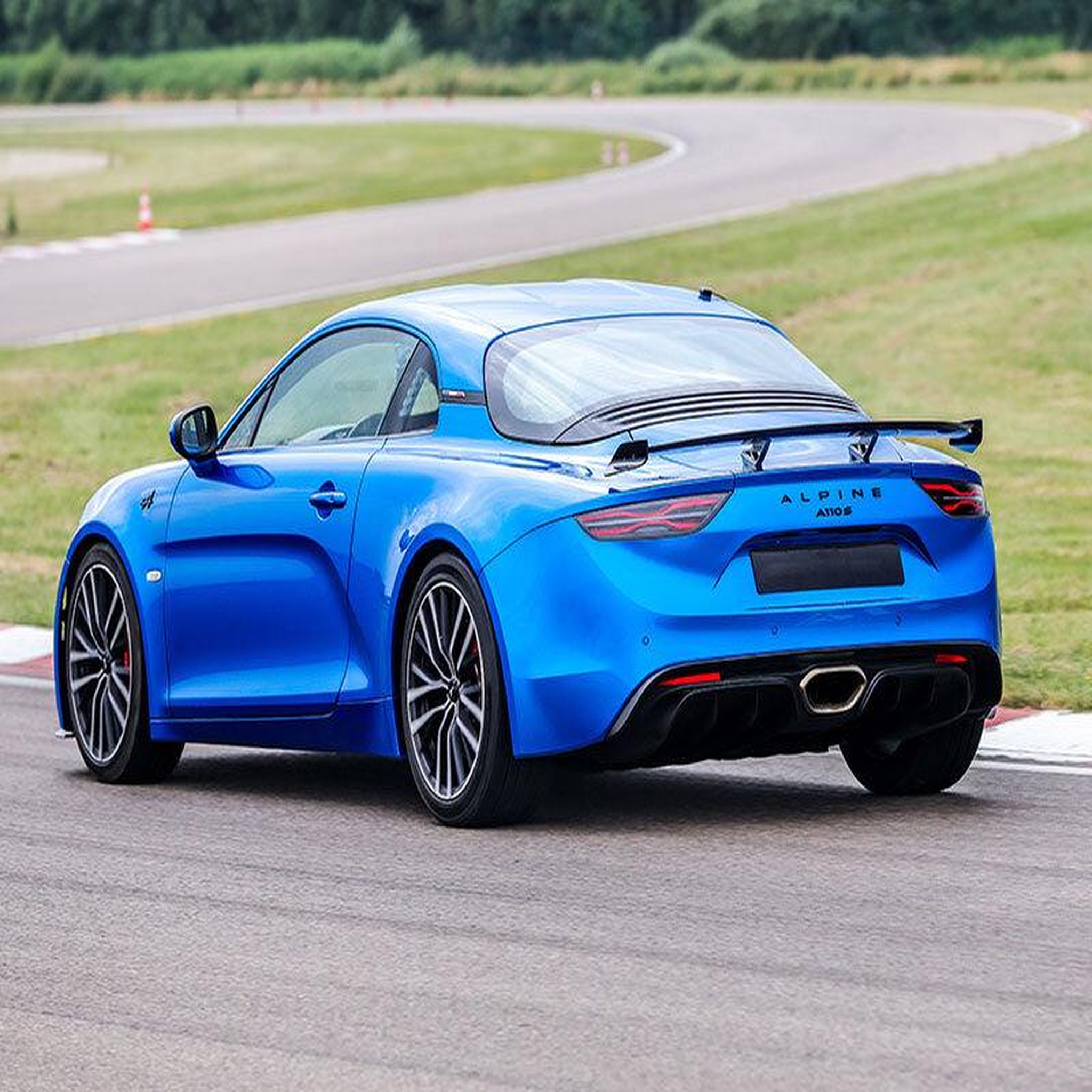 Voir la diapositive 4 : Smartbox Stage de pilotage : 2 tours sur le circuit de saint-laurent-de-mure en alpine a110 s - coffret cadeau sport & aventure