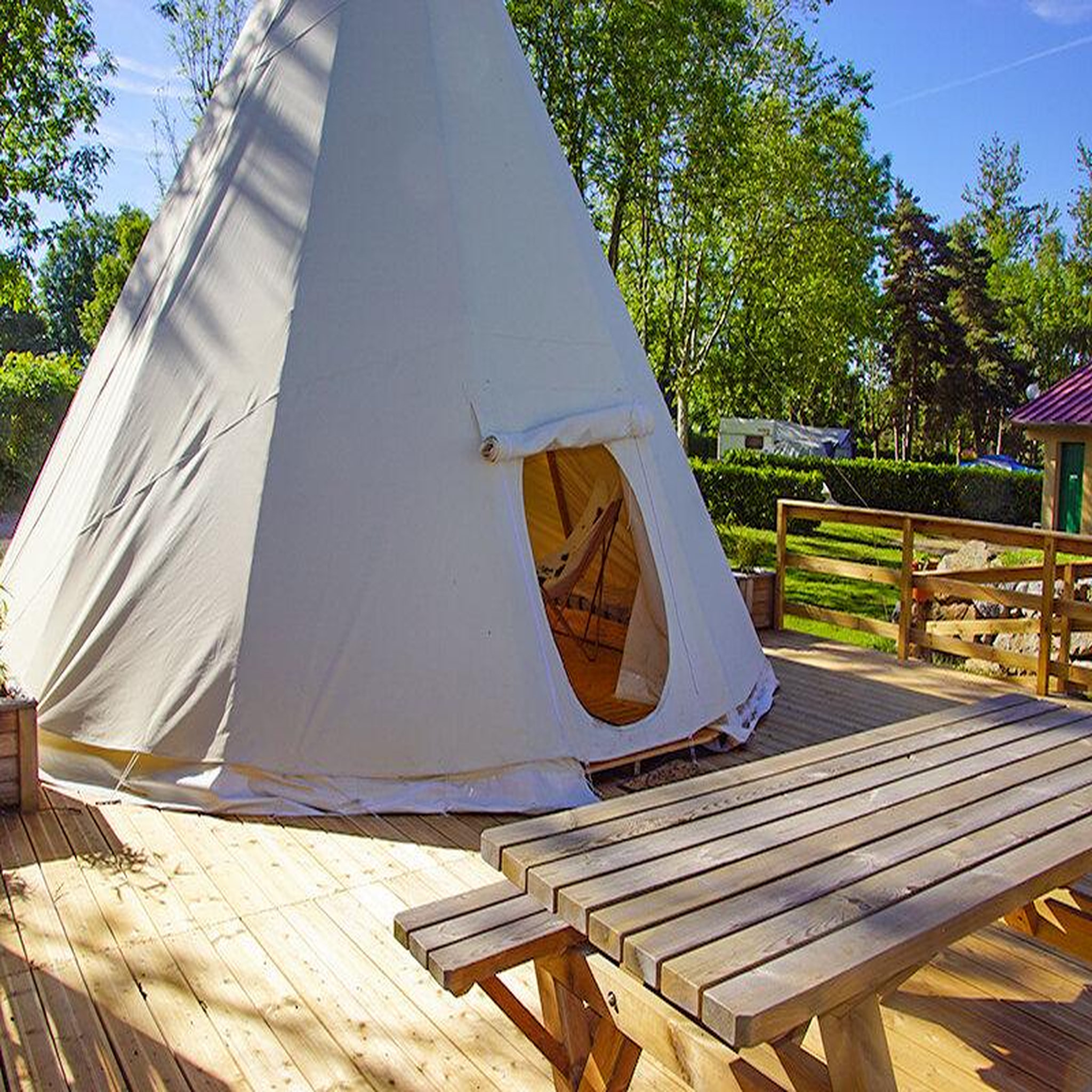 Voir la diapositive 4 : Smartbox 2 jours insolites en famille dans un tipi près des volcans d'auvergne - coffret cadeau séjour