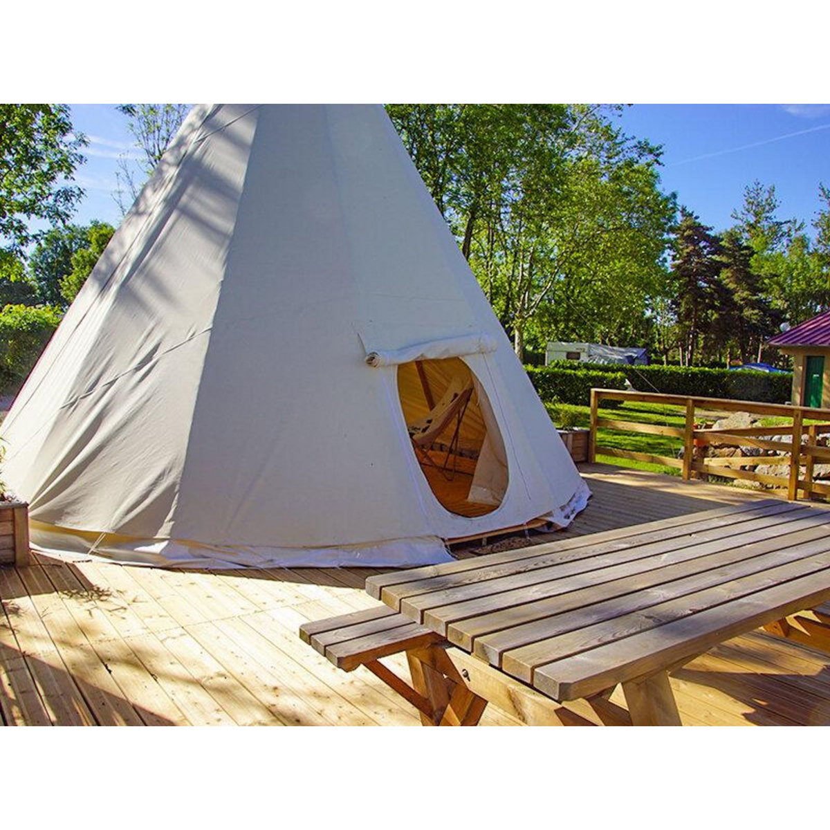 Smartbox 2 jours insolites en famille dans un tipi près des volcans d'Auvergne - Coffret Cadeau Séjour
