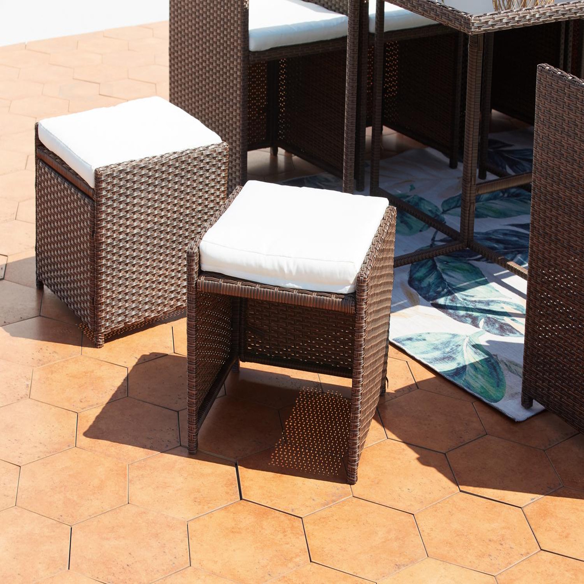 Voir la diapositive 4 : CONCEPT USINE Table et chaises 8 places encastrables résine marron-blanc miami
