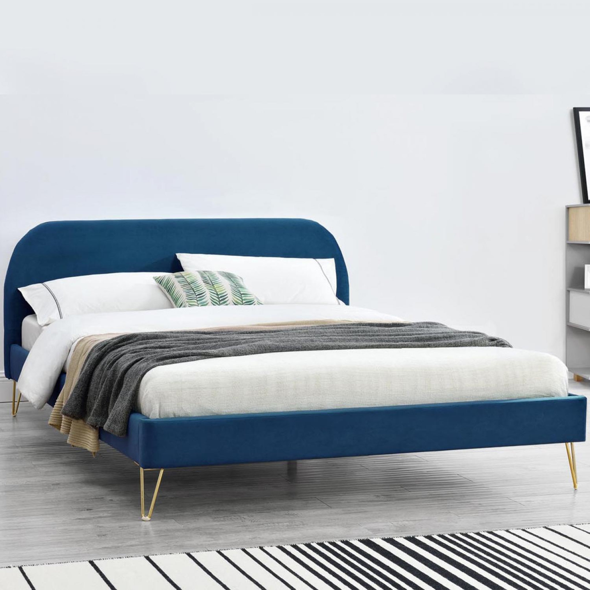Voir la diapositive 2 : CONCEPT USINE Lit 140 x 190 cm en velours et laiton bleu PHOENIX