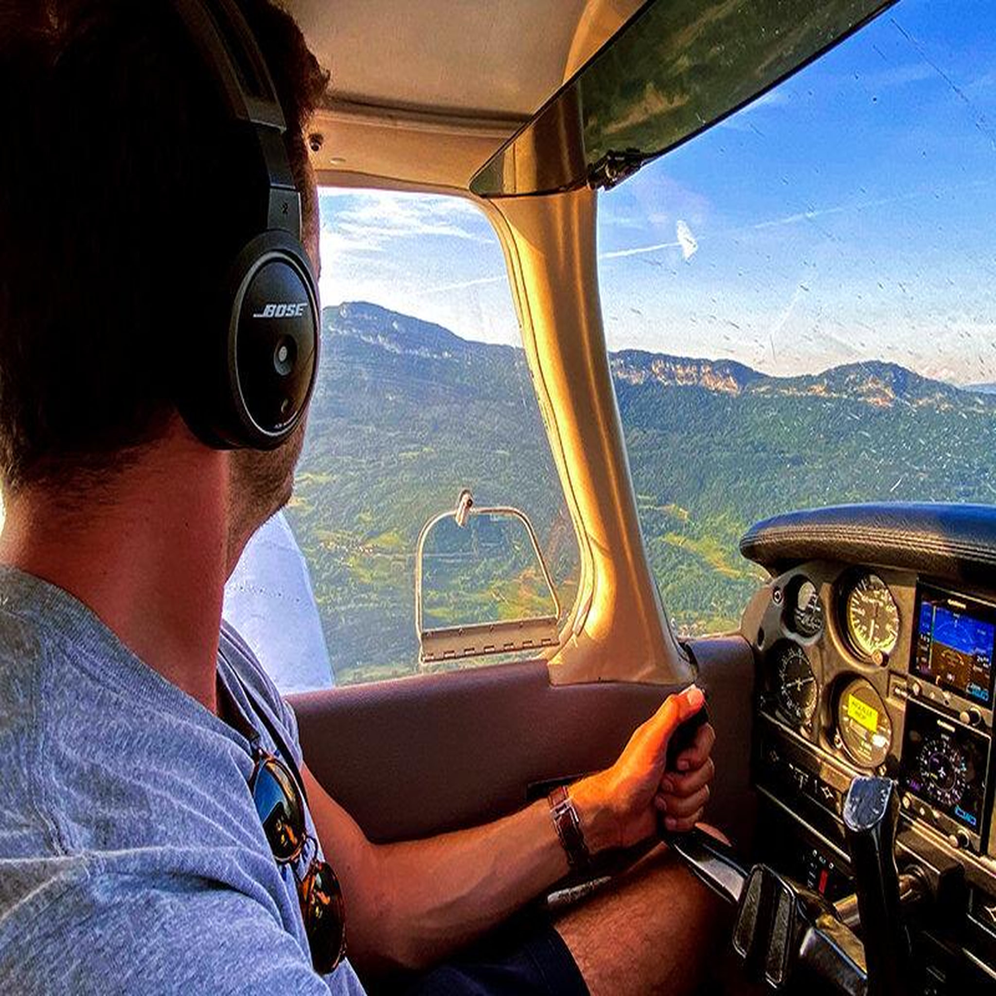 Voir la diapositive 3 : Smartbox 1h de vol privé en avion au-dessus de lyon et ses alentours pour 3 personnes - coffret cadeau sport & aventure