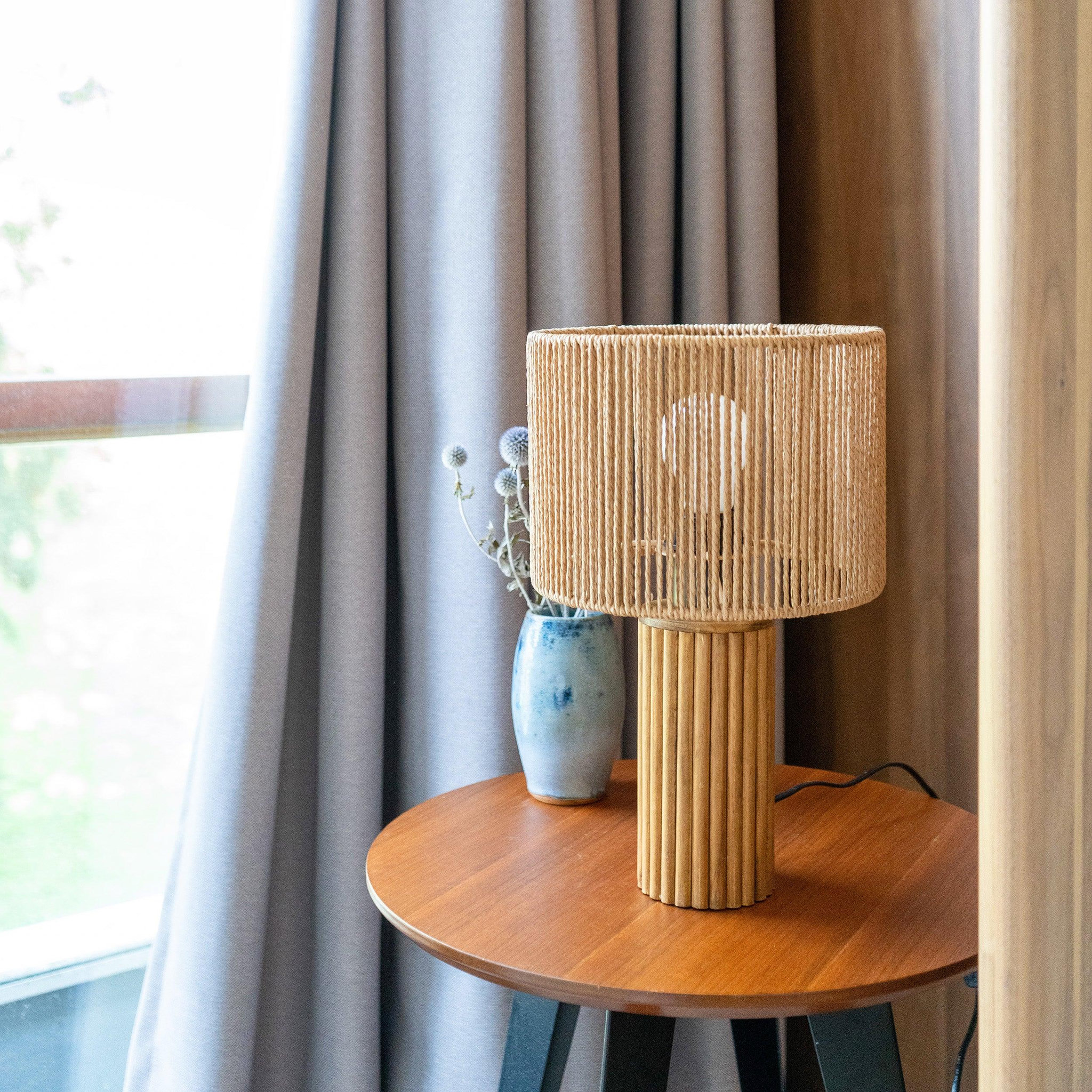Voir la diapositive 5 : MAISON PAVANE Lampe en papier de corde et socle en rondin de bois-mira