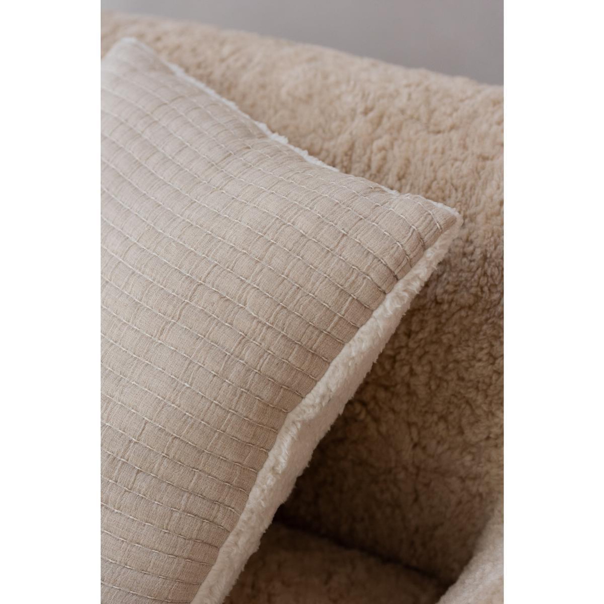 Voir la diapositive 4 : J-LINE Coussin déco lignes  teddy  45x45cm gris