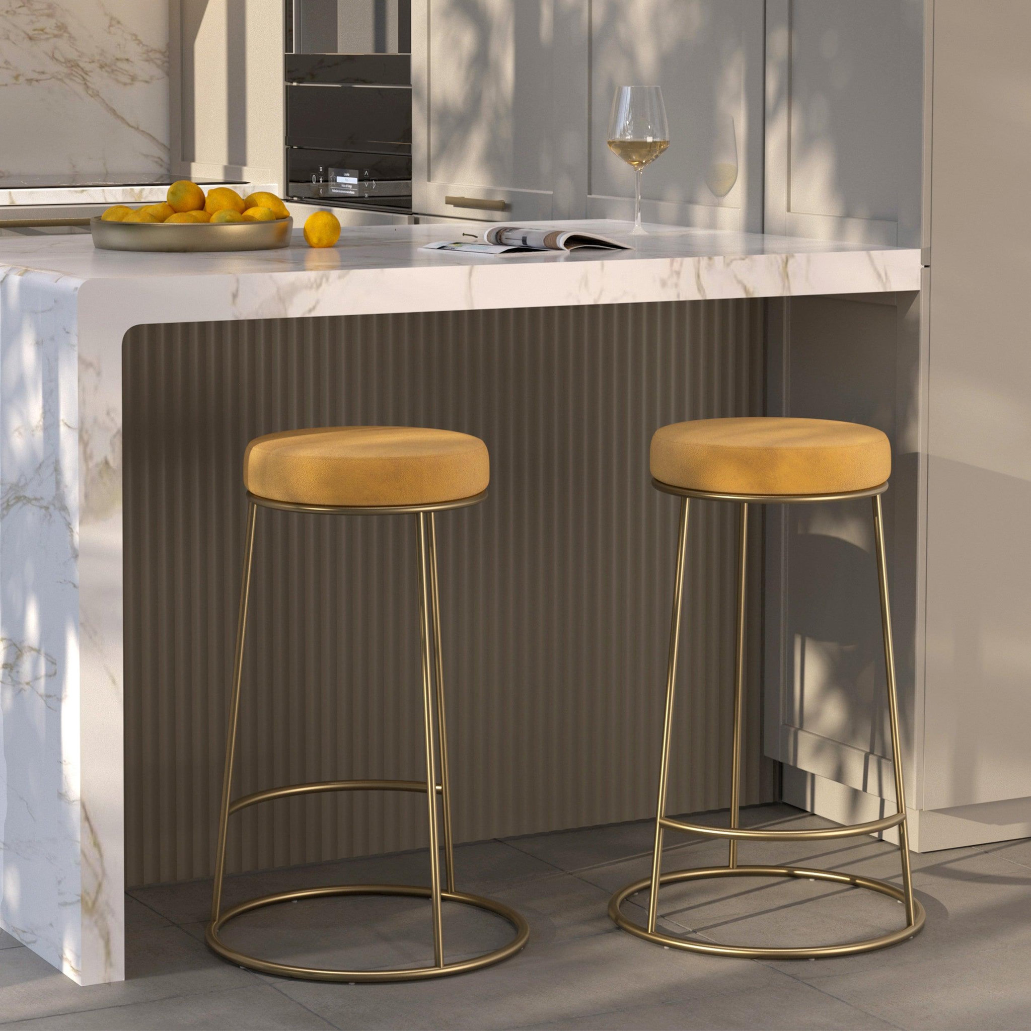Voir la diapositive 2 : MAISON PAVANE Lot de 2 tabourets pour îlot central 63 cm en velours jaune curry-kendal