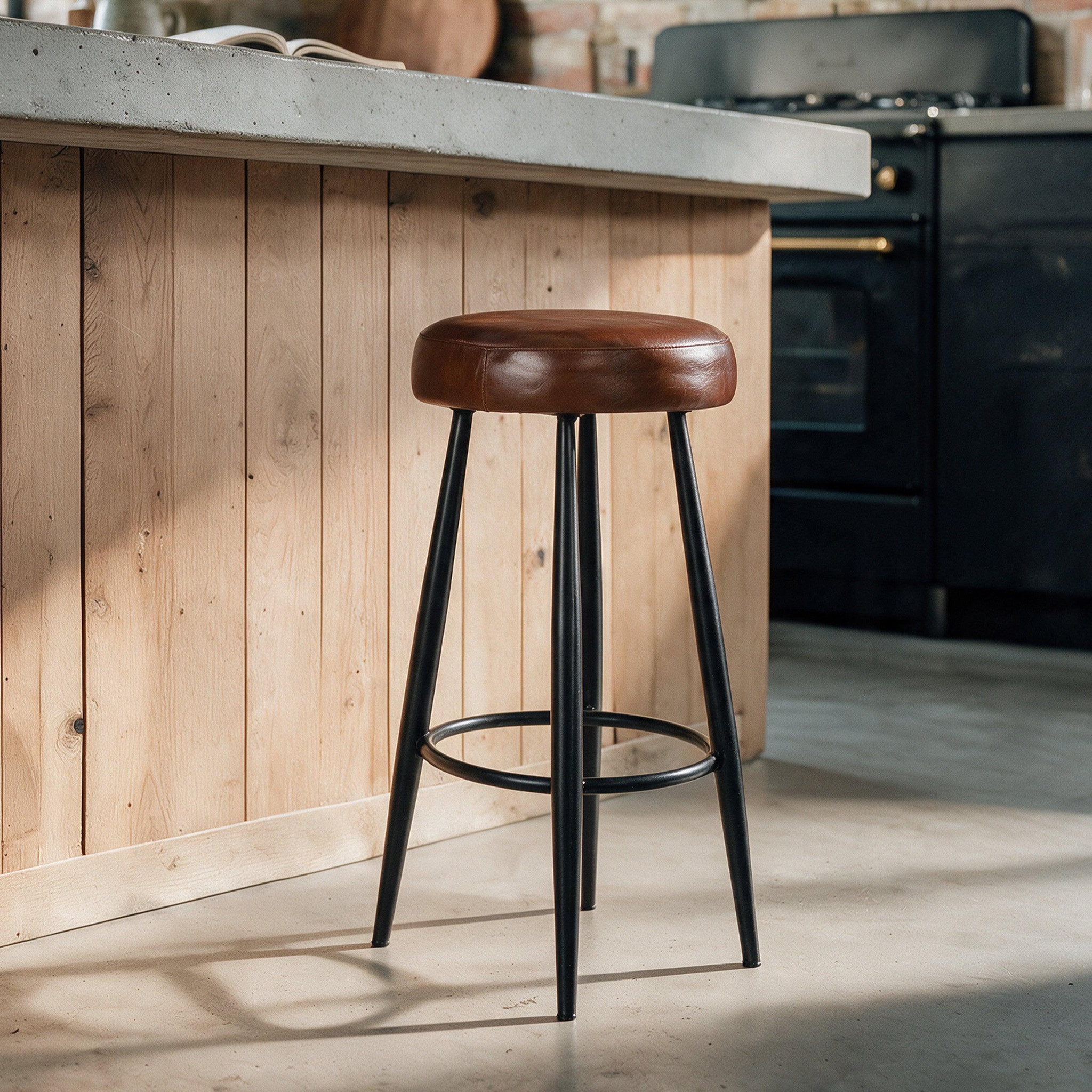 Voir la diapositive 2 : MAISON PAVANE Tabouret pour îlot central 65 cm en cuir de buffle marron foncé-Malo