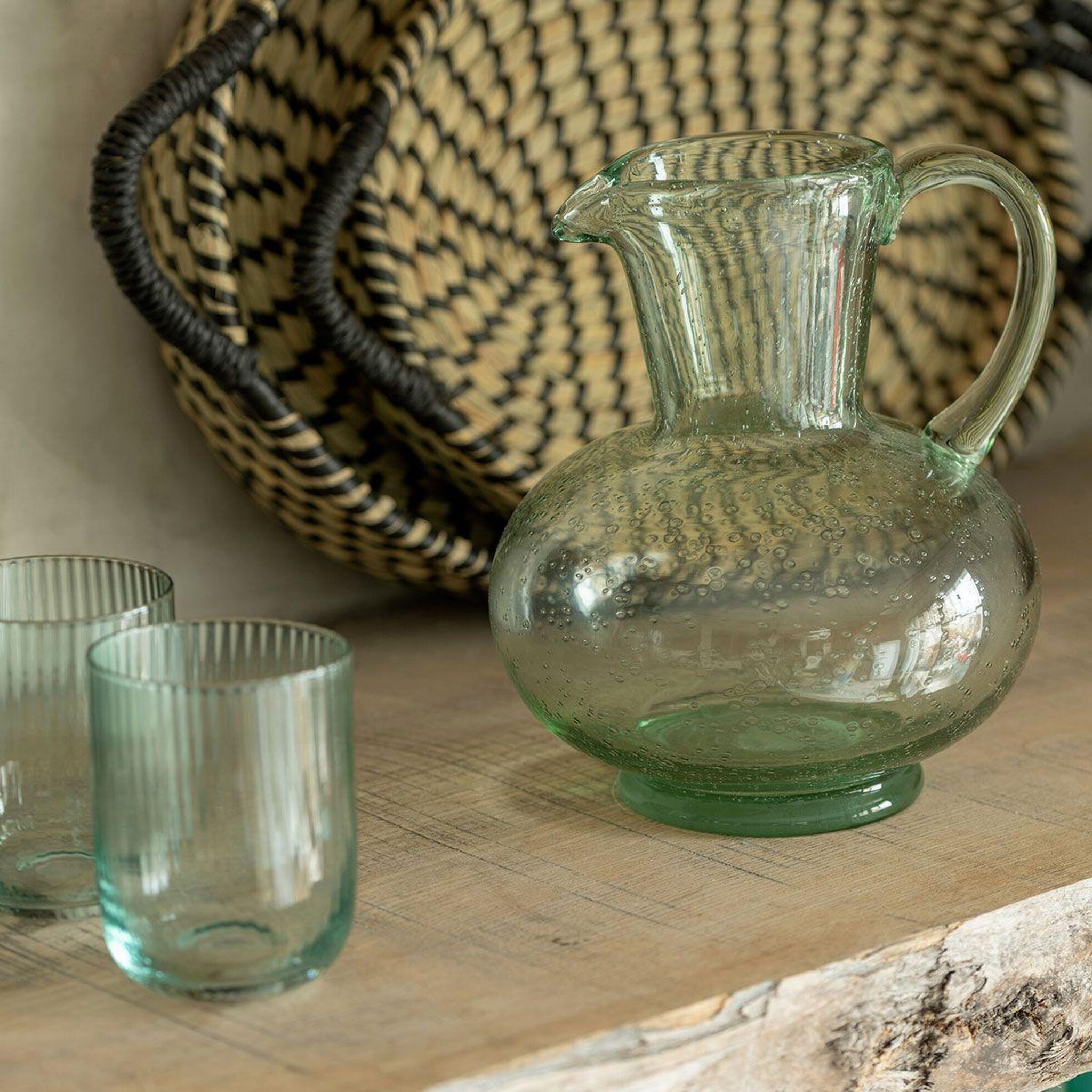 Voir la diapositive 3 : J-LINE Carafe design en verre  boule  21cm vert