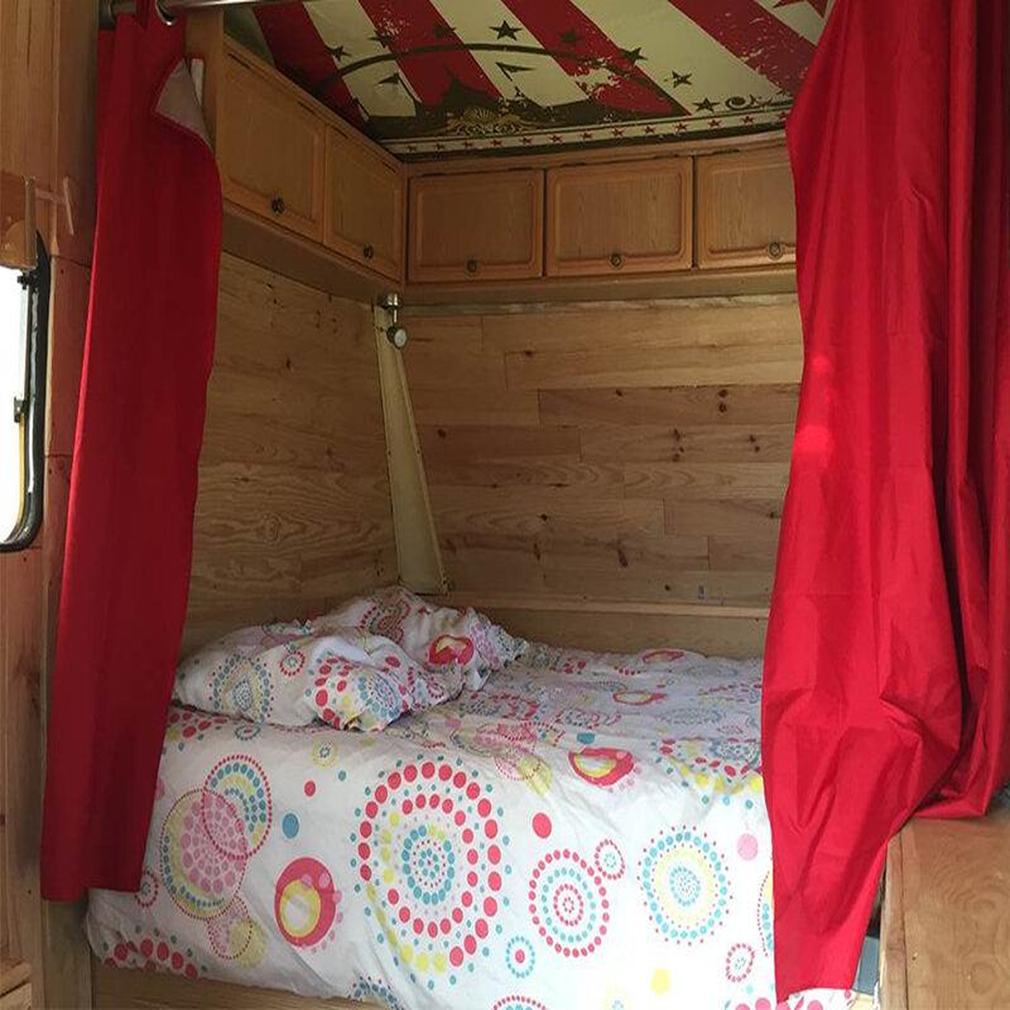 Voir la diapositive 3 : Smartbox Séjour insolite en famille : 3 jours en caravane circus près de montluçon - coffret cadeau séjour