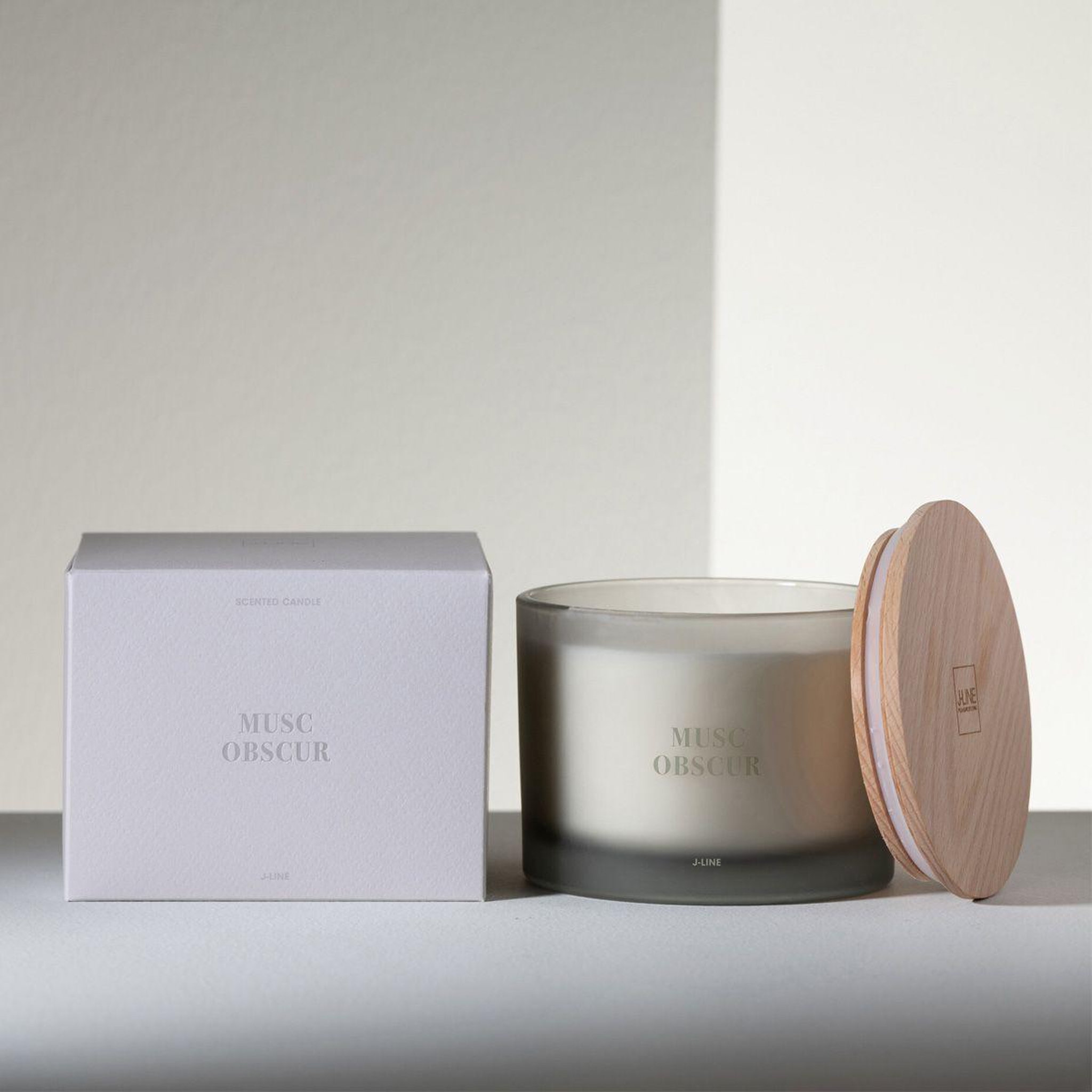 Voir la diapositive 5 : J-LINE Bougie parfumée  accords essentiels  10cm musc obscur