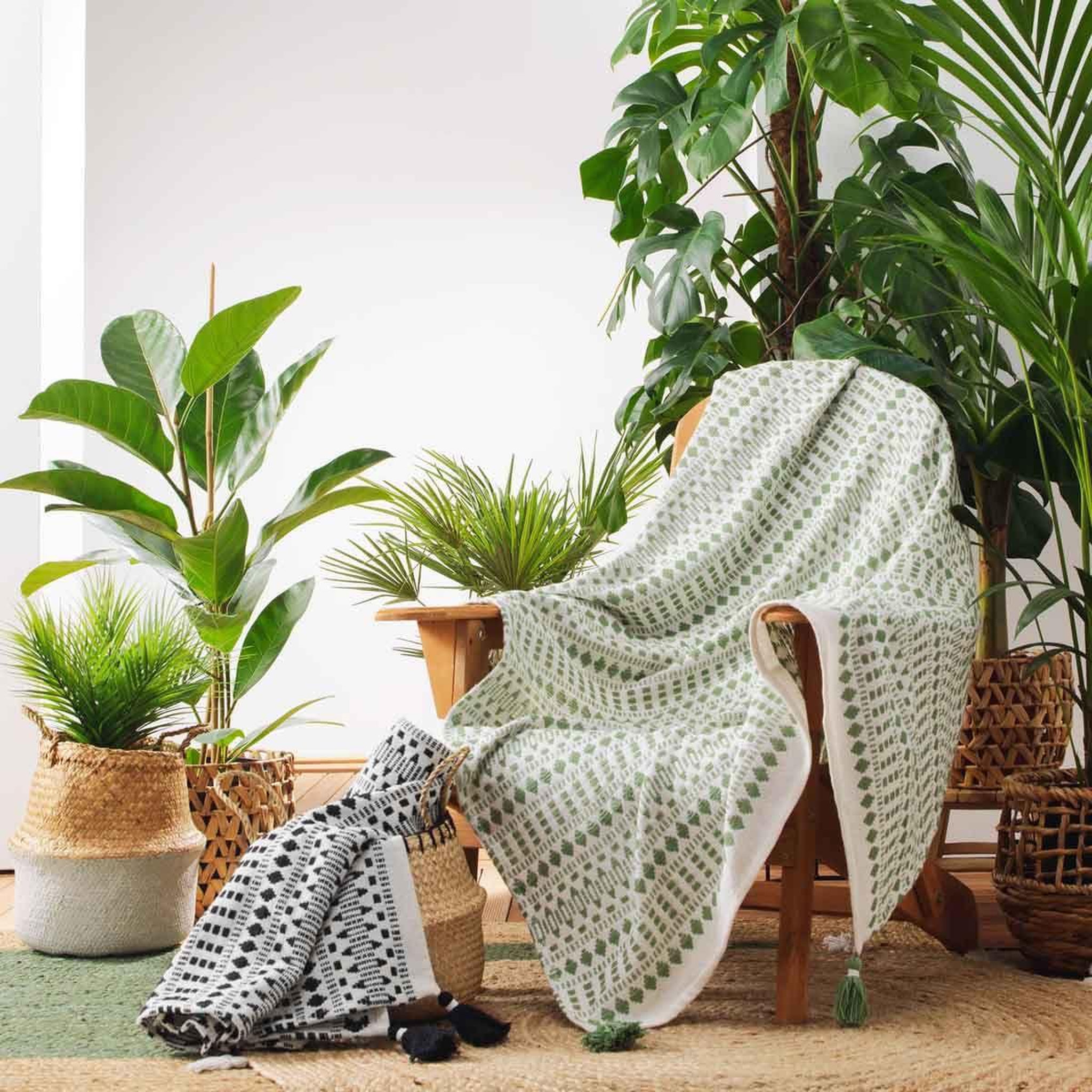 Voir la diapositive 3 : Douceur d'Intérieur Plaid déco à pompons  maldives  125x150cm kaki