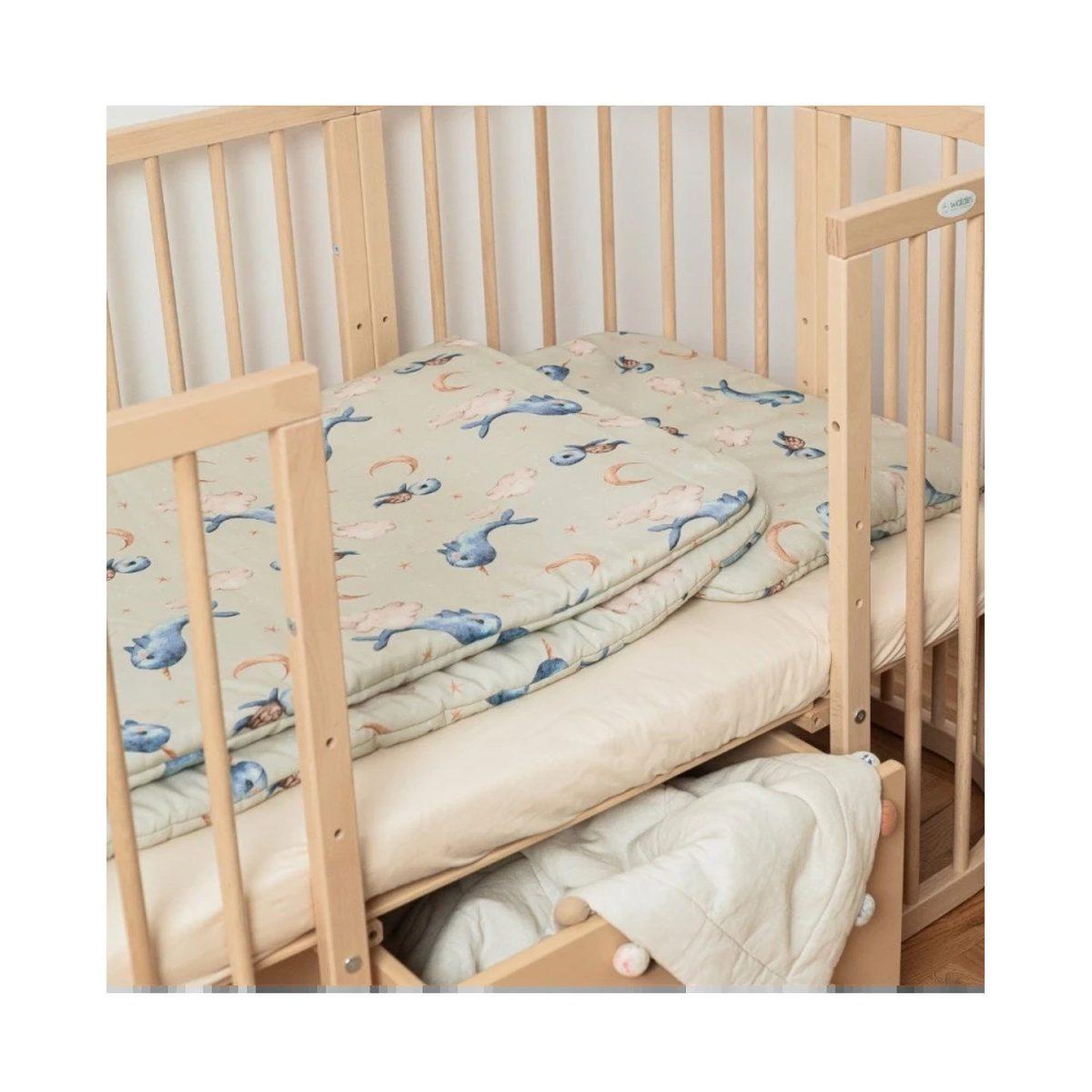 Voir la diapositive 2 : WALDIN Couette bébé 120 × 90 cm - motif baleine, vert olive