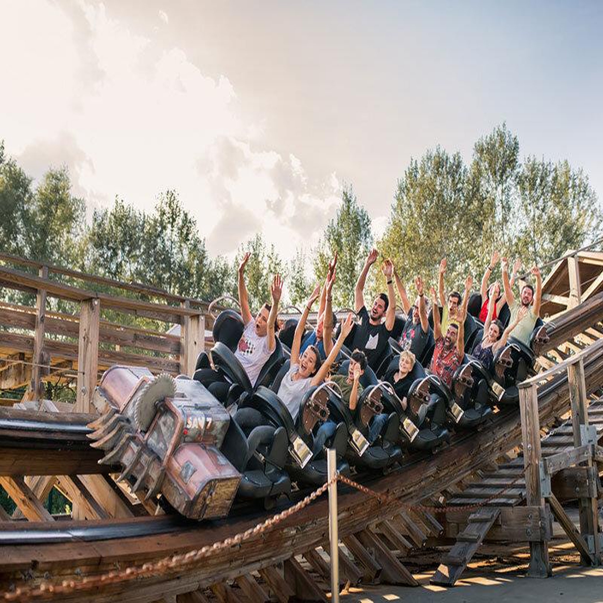 Voir la diapositive 3 : Smartbox Journée amusante en famille : 2 entrées adulte et 2 entrées enfant en 2024 pour le parc Walibi Rhône-Alpes - Coffret Cadeau Sport & Aventure