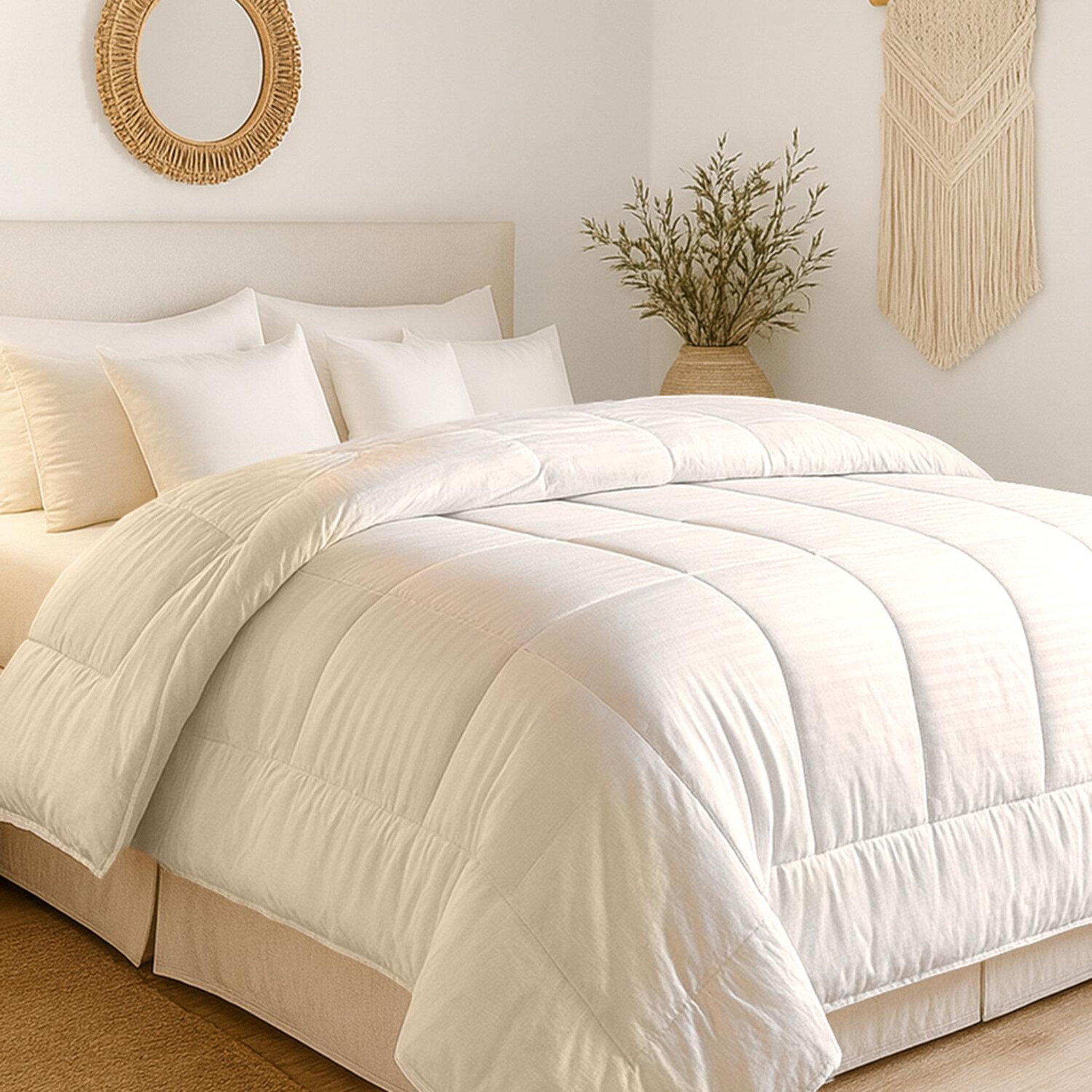 Voir la diapositive 2 : Home collection Couette microfibre 4 saisons 220x240 cm avec garnissage 500 gr/m2
