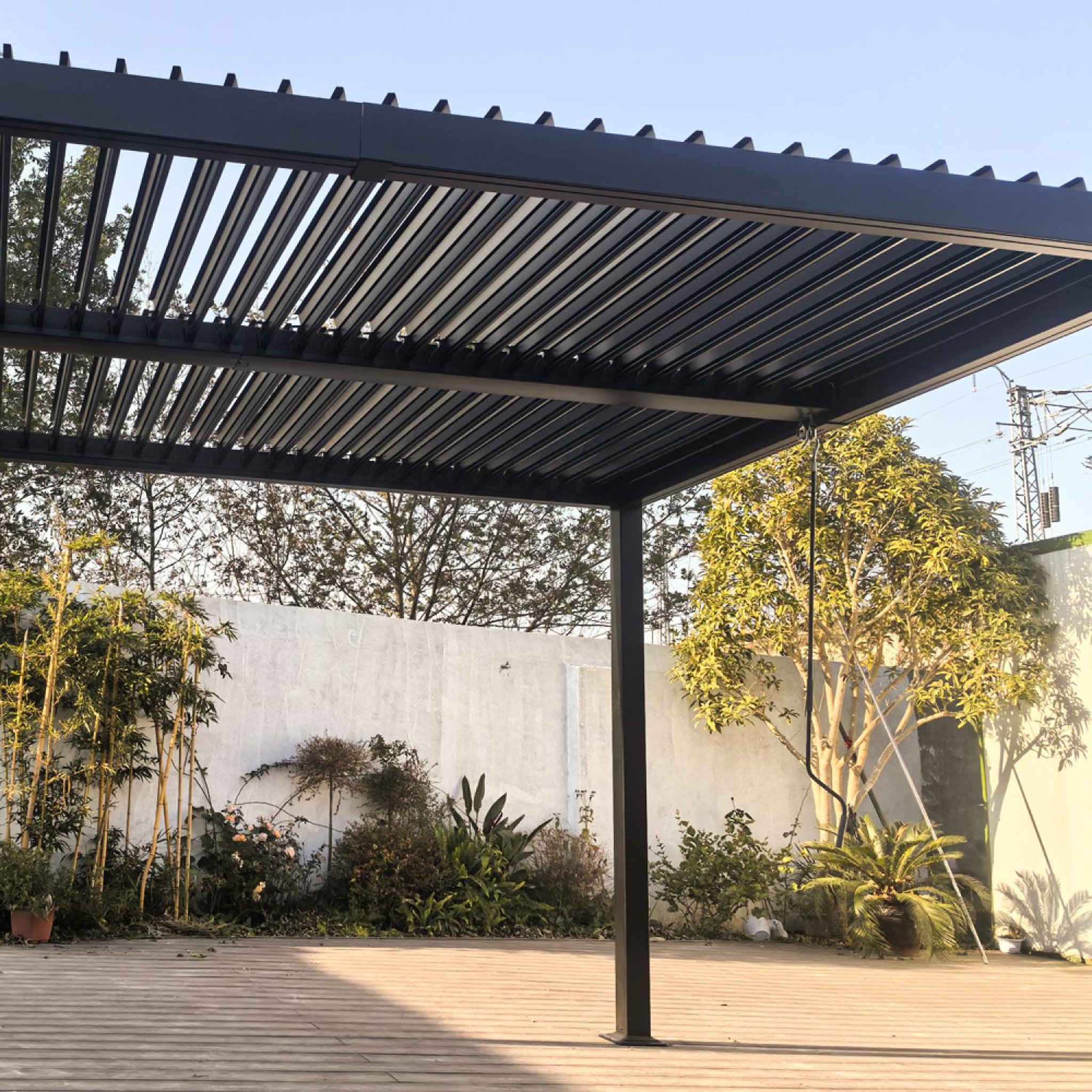 Voir la diapositive 6 : CONCEPT USINE Pergola bioclimatique 4x3m structure et lames en aluminium noir naxos