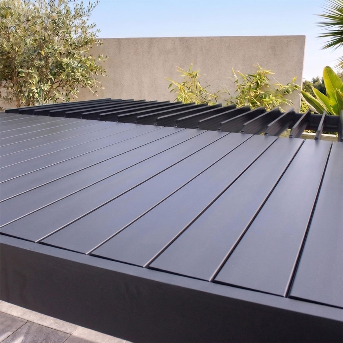 CONCEPT USINE Pergola bioclimatique adossée en aluminium noir 3x3m SIFNOS