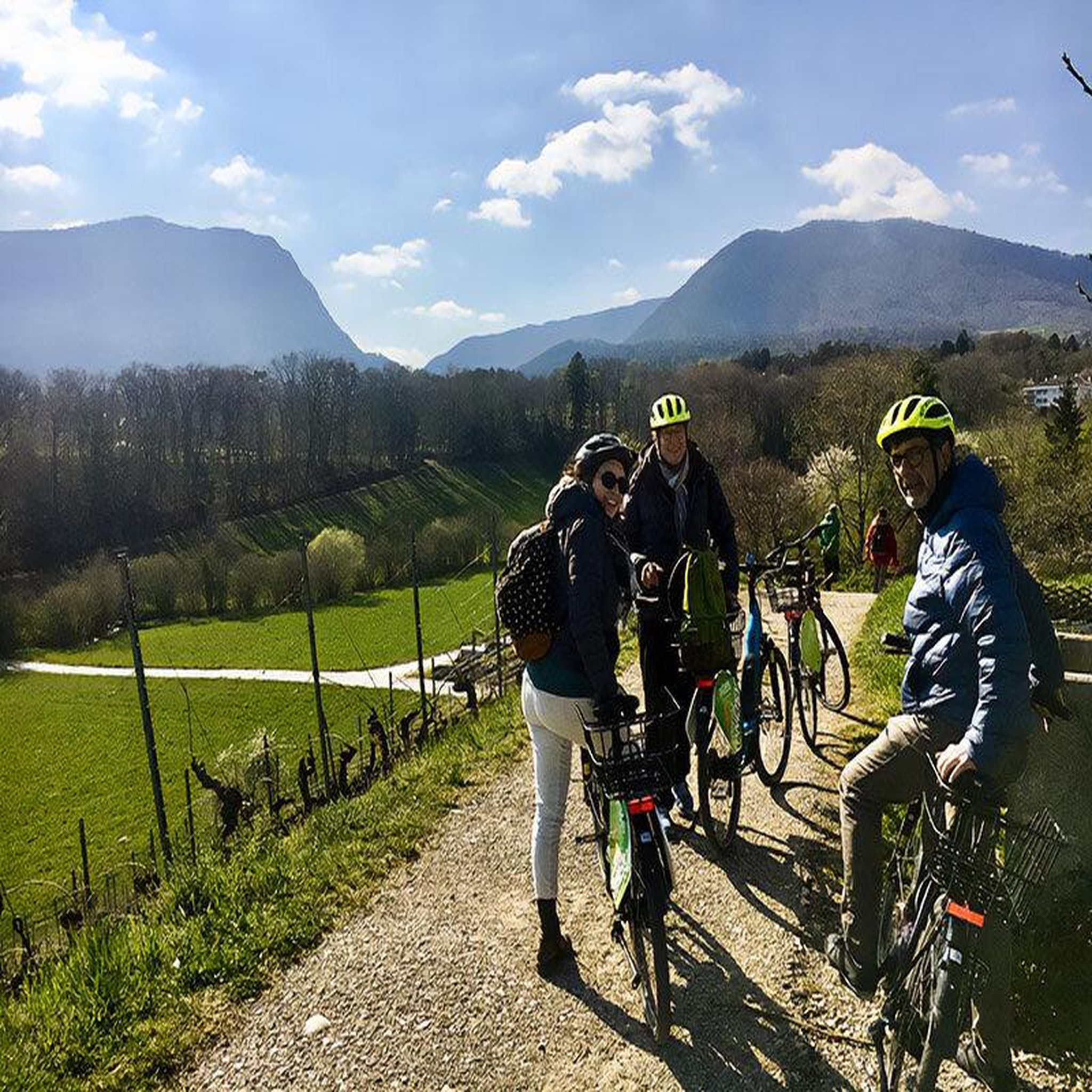 Voir la diapositive 2 : Smartbox Balade à vélo de 4h avec dégustation de vins au pays de neuchâtel - coffret cadeau sport & aventure