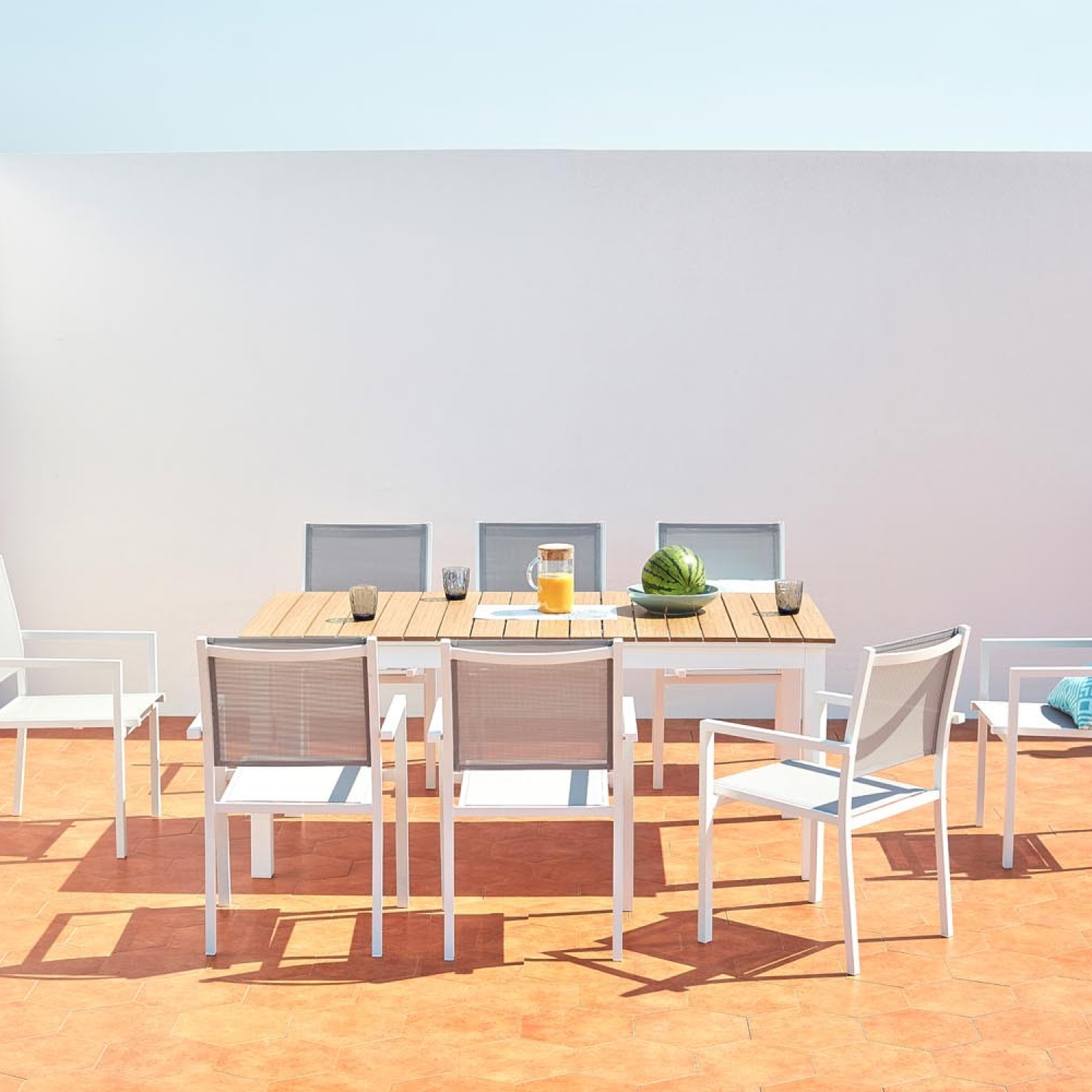 Voir la diapositive 5 : CONCEPT USINE Table extensible de jardin 8 places en aluminium et bois MADEIRA