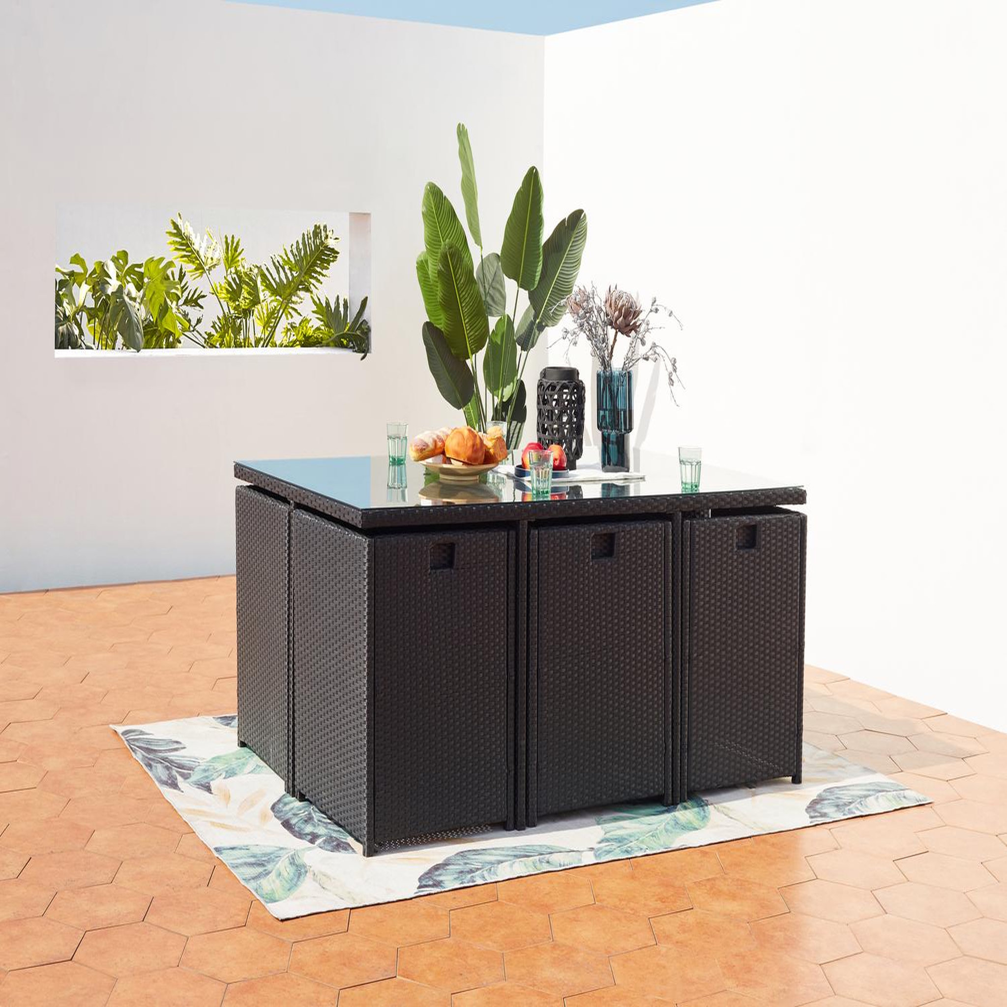 Voir la diapositive 3 : CONCEPT USINE Table et chaises 6 places encastrables en résine noir-blanc miami